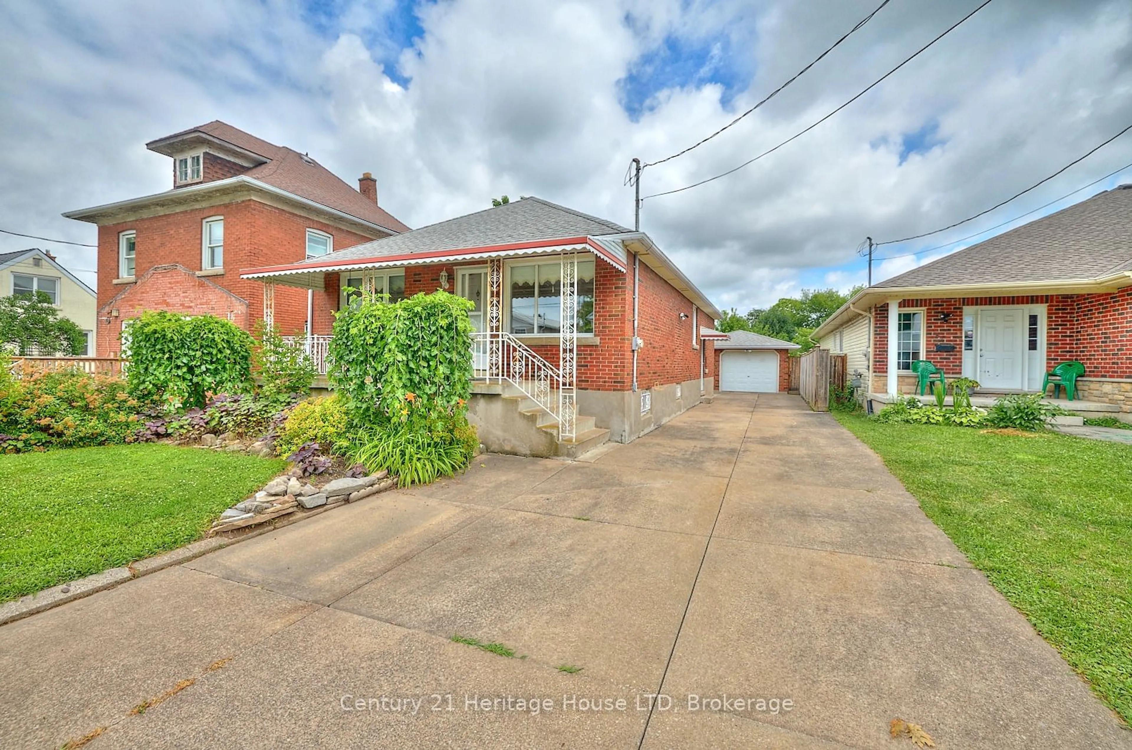 Frontside or backside of a home, the street view for 80.5 PINE St, Thorold Ontario L2V 3L7