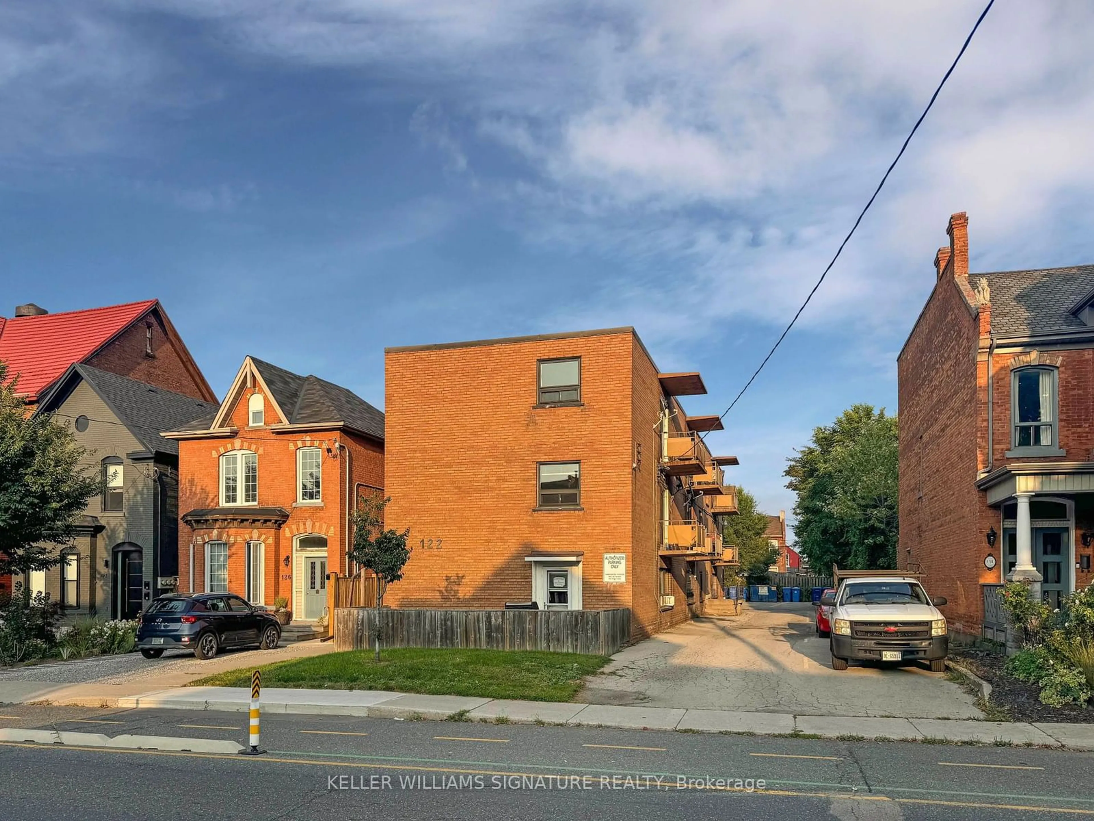 A pic from exterior of the house or condo, the street view for 122 Victoria Ave, Hamilton Ontario L8L 5E5