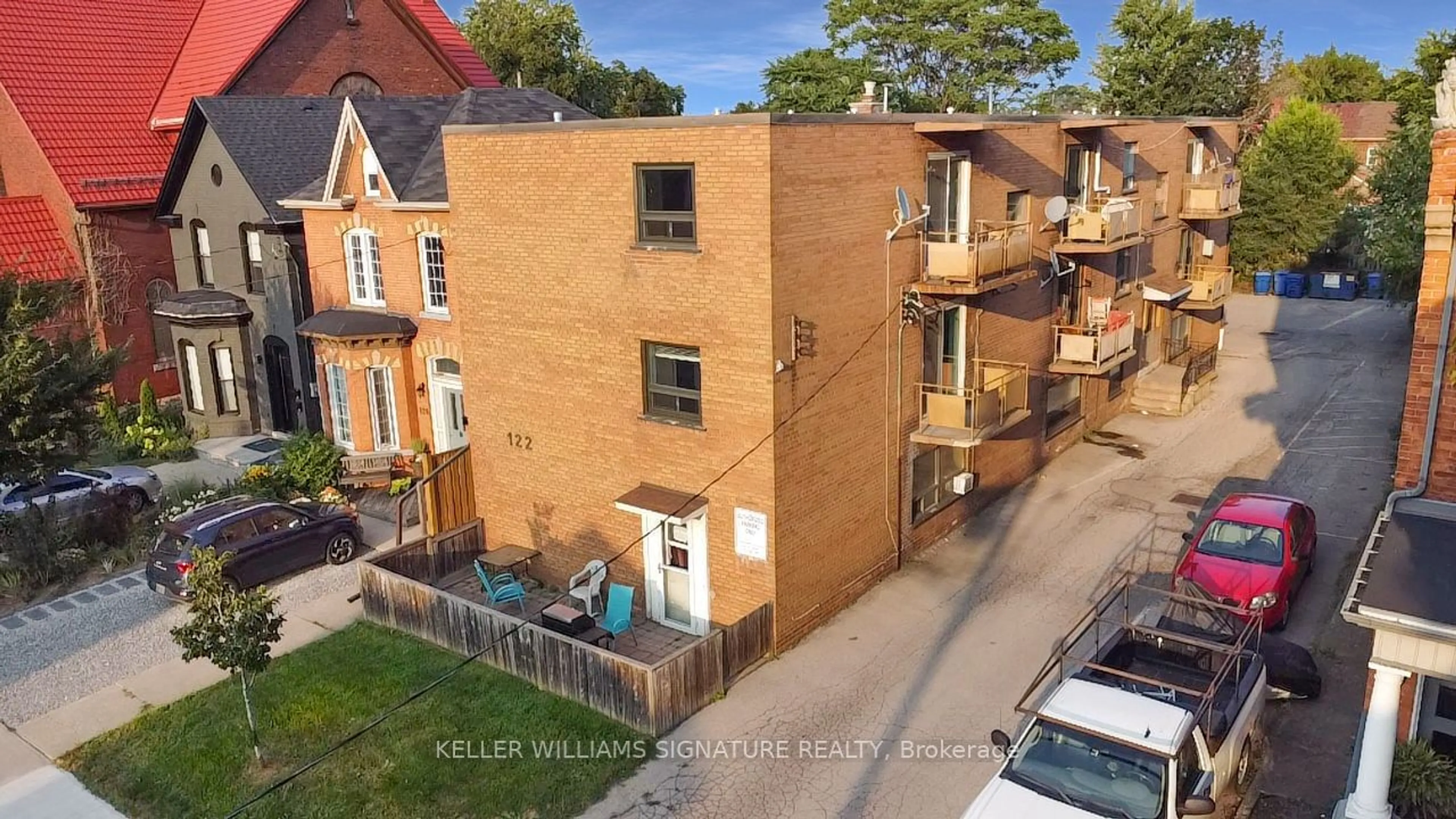 A pic from exterior of the house or condo, the street view for 122 Victoria Ave, Hamilton Ontario L8L 5E5