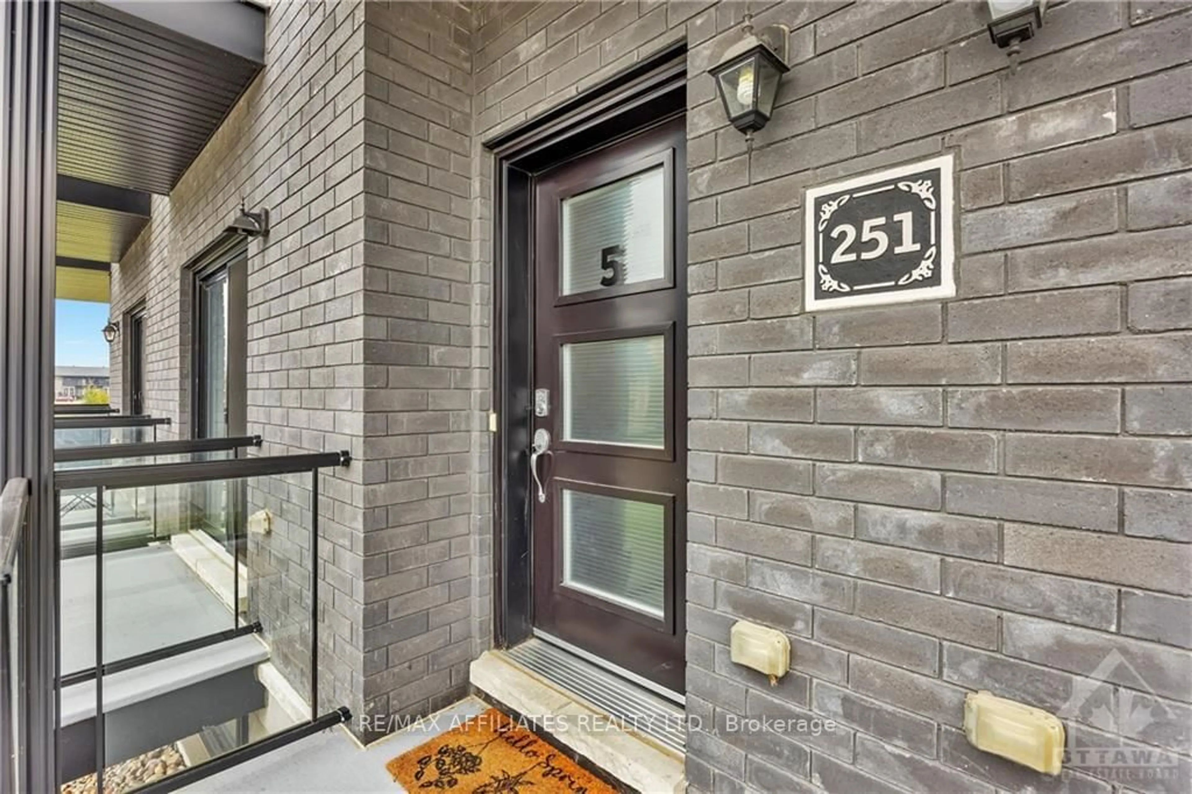 Indoor entryway, cement floor for 251 CAPRI Ave #5, Russell Ontario K0A 1W0