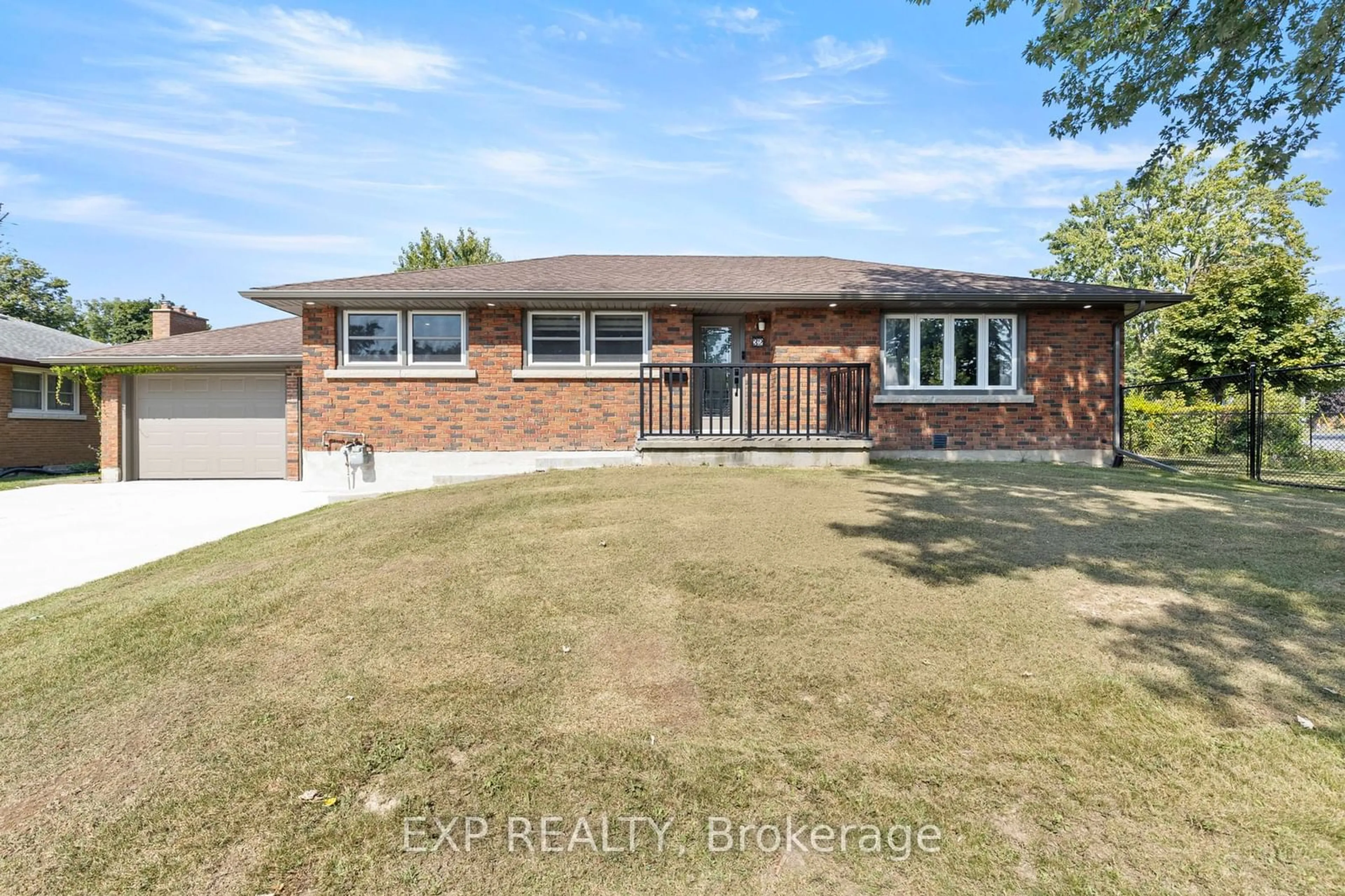 Frontside or backside of a home, the street view for 32 Ridgewood Dr, Welland Ontario L3C 2H1