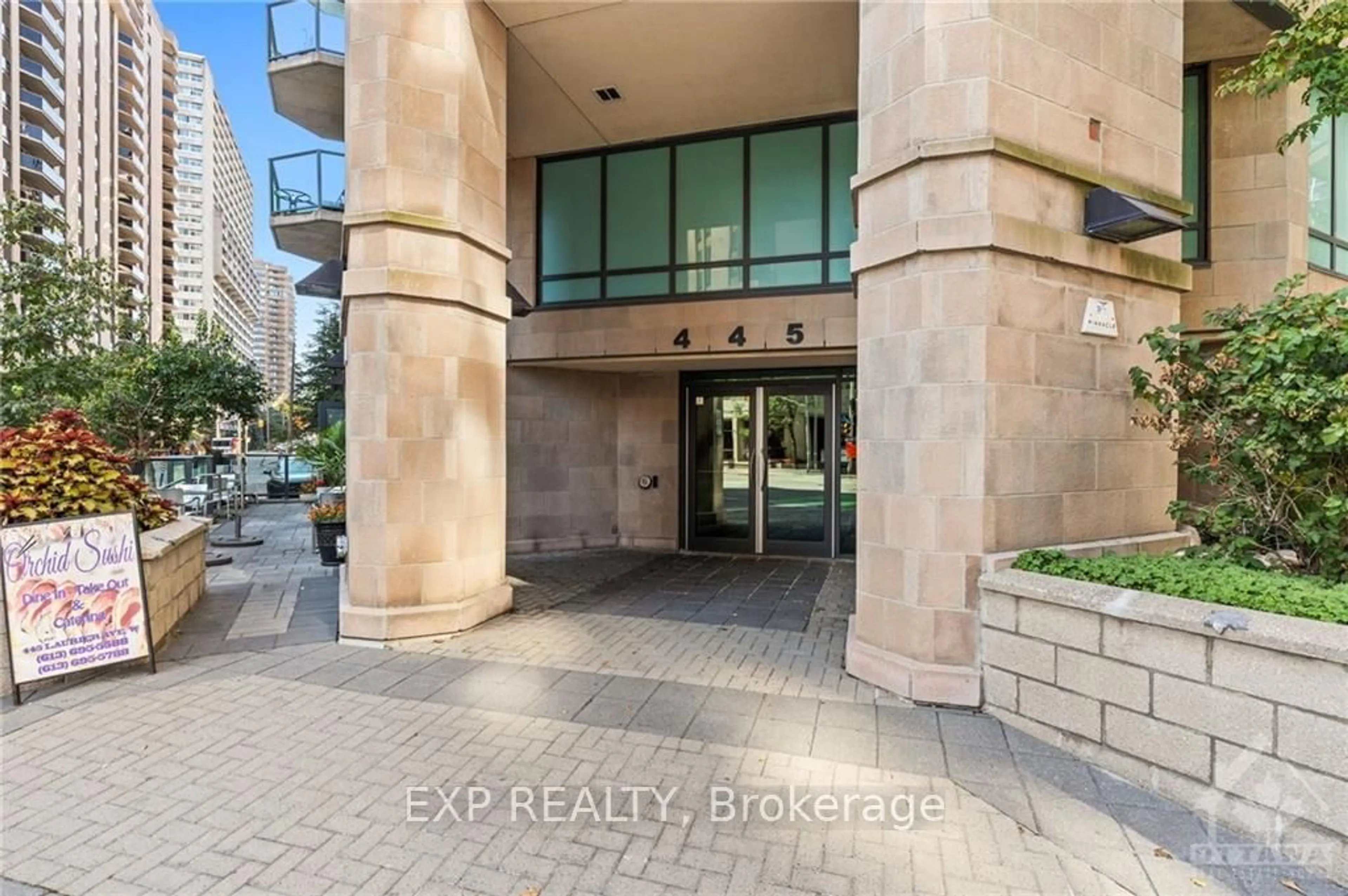 Indoor foyer for 445 LAURIER Ave #303, Ottawa Centre Ontario K1R 0A2