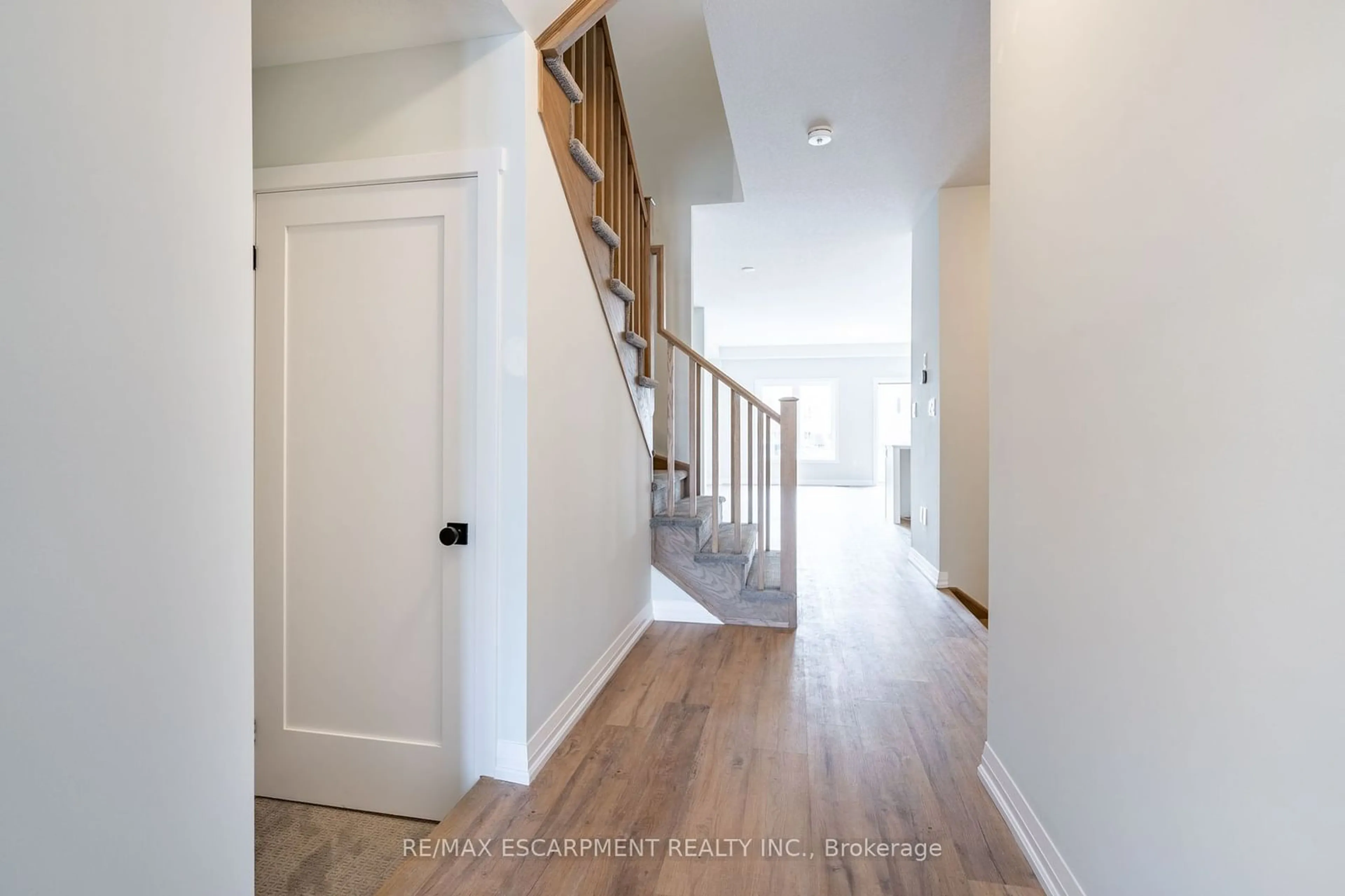 Indoor entryway, wood floors for 189 Lormont Blvd, Hamilton Ontario L8J 0K2