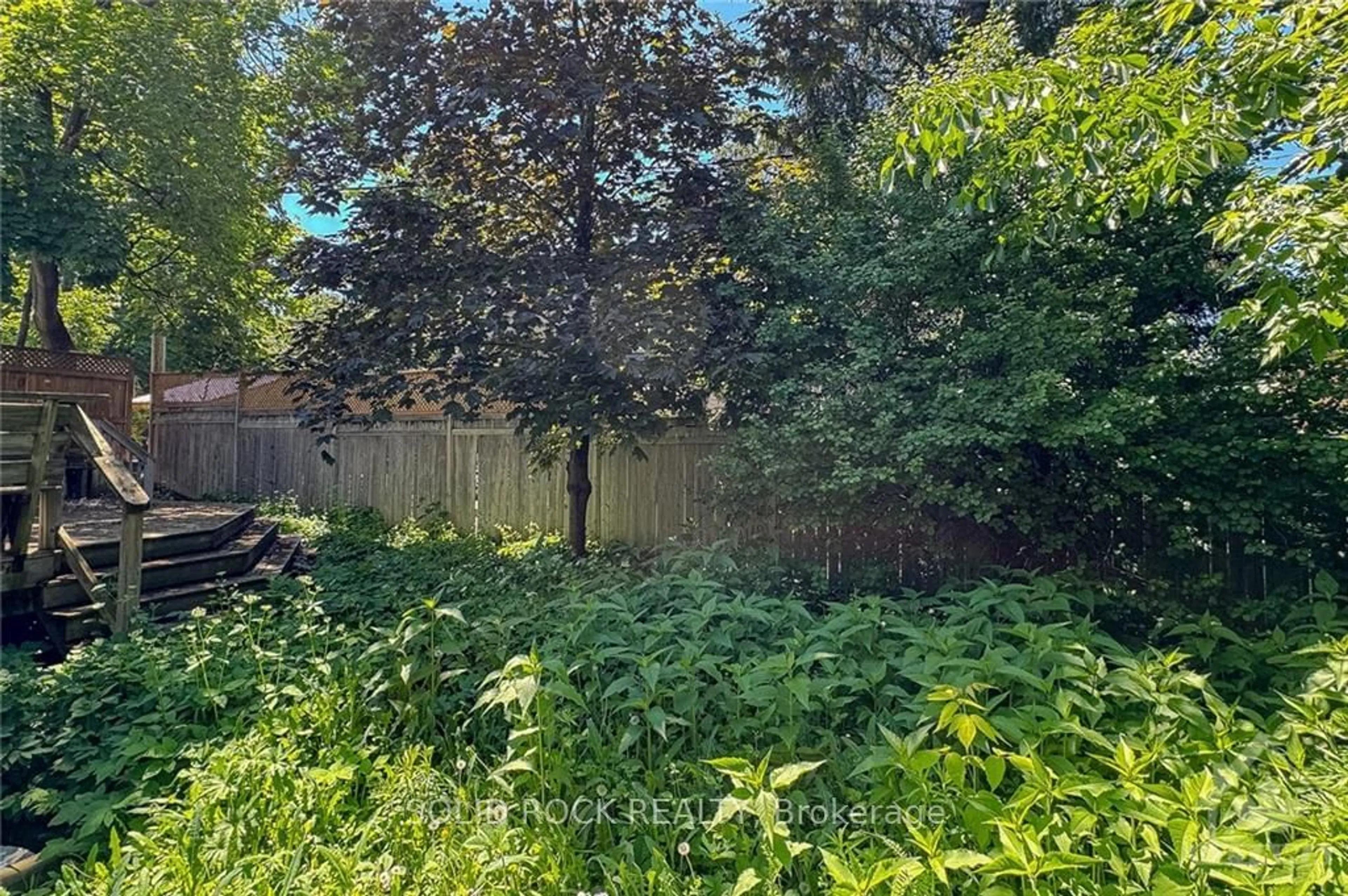 A pic from exterior of the house or condo, the fenced backyard for 562 EDISON Ave, Carlingwood - Westboro and Area Ontario K2A 1V4