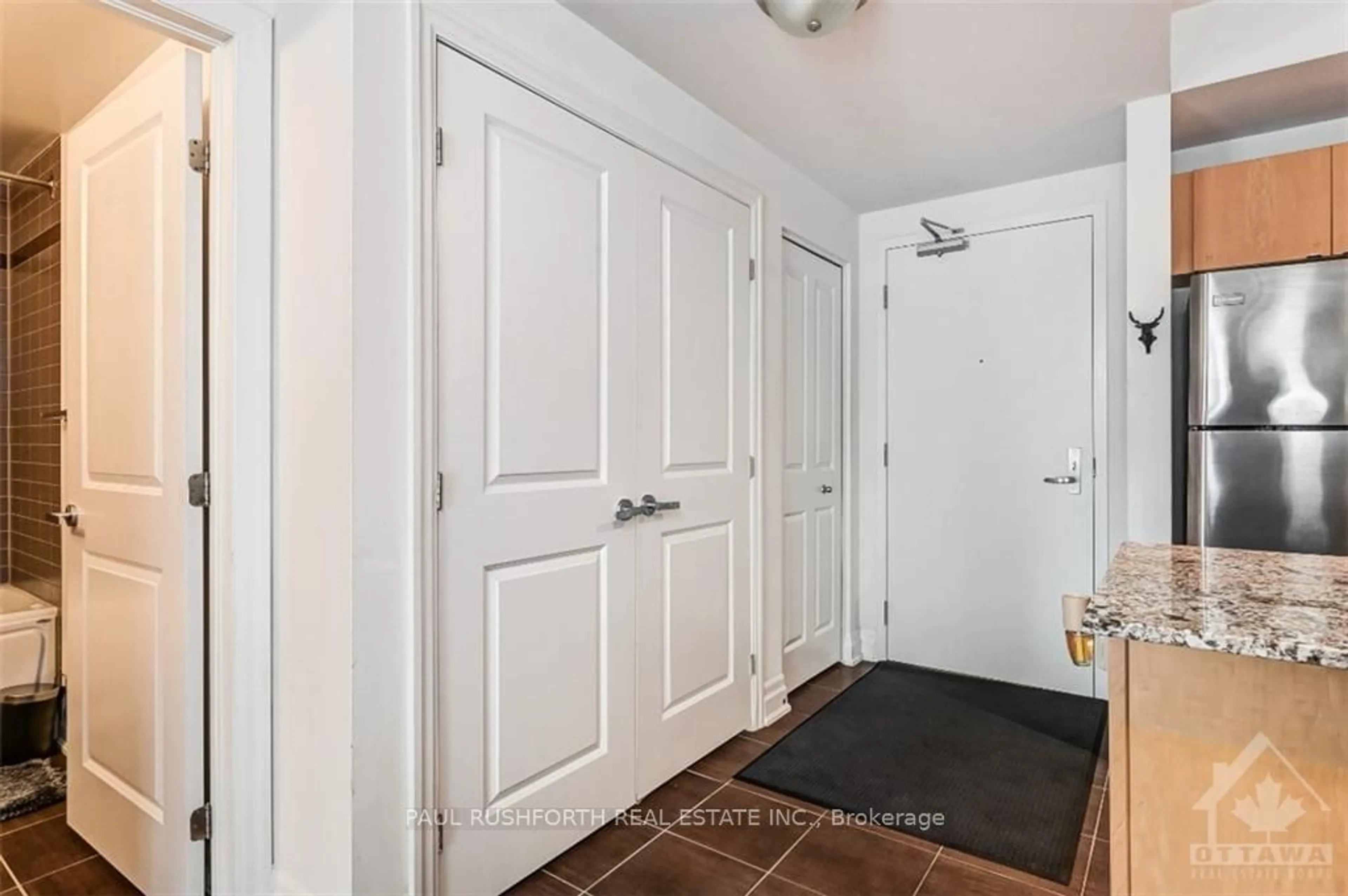 Indoor entryway, wood floors for 90 LANDRY St #203, Vanier and Kingsview Park Ontario K1L 0A9