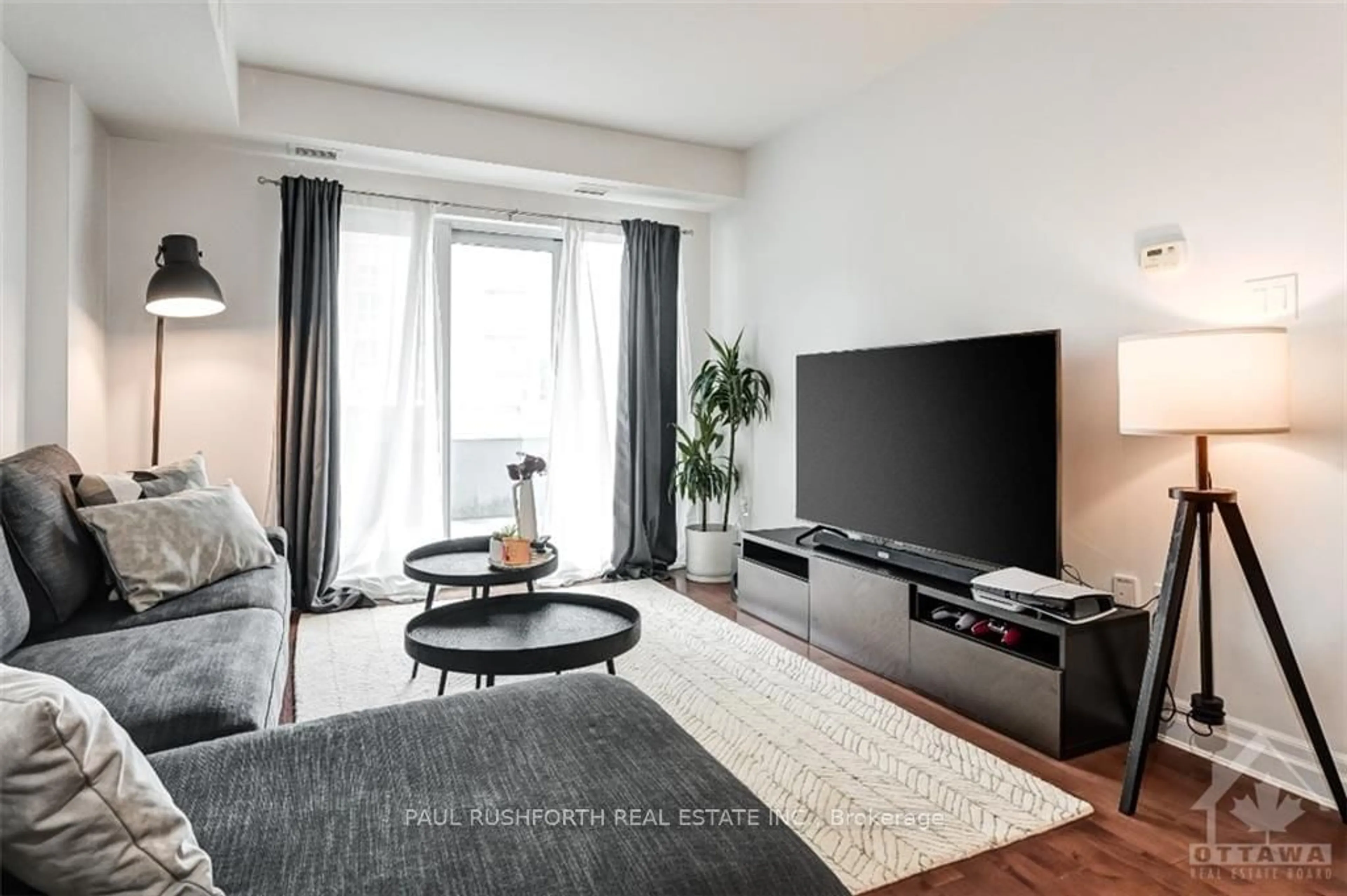 Living room, wood floors for 90 LANDRY St #203, Vanier and Kingsview Park Ontario K1L 0A9