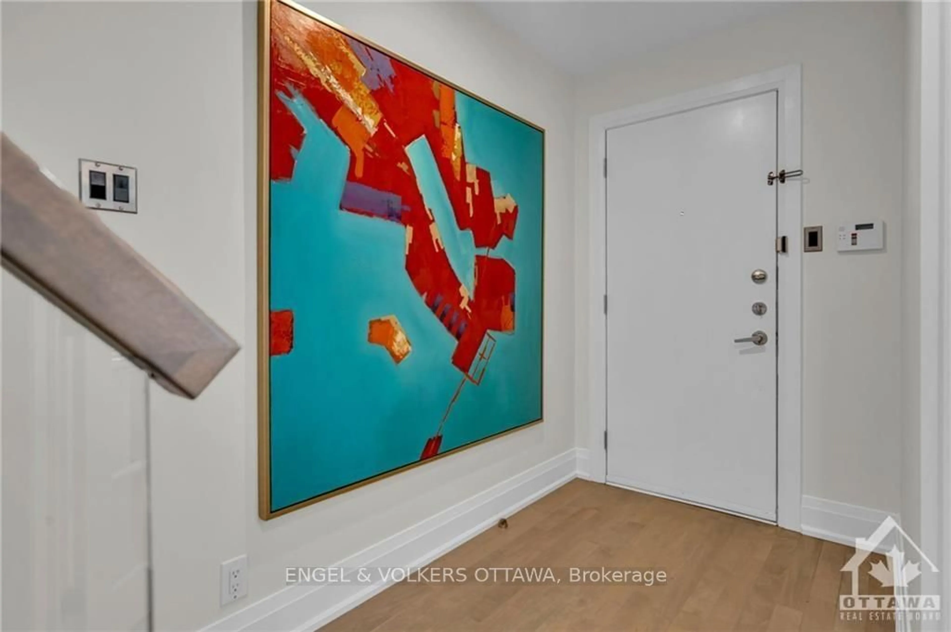 Indoor entryway, wood floors for 100 TAY St, Carlingwood - Westboro and Area Ontario K2A 4H3