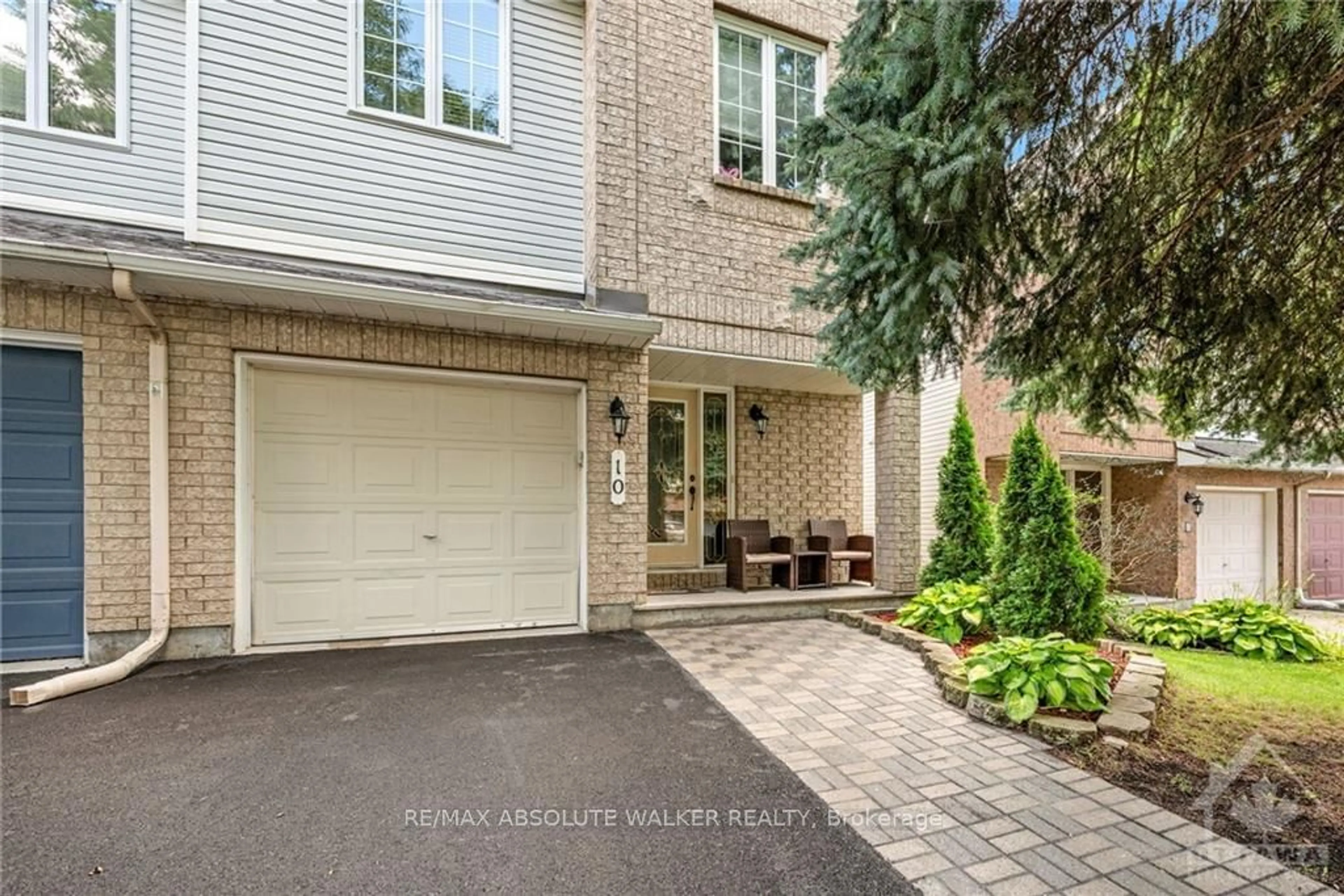 A pic from exterior of the house or condo, the street view for 10 DEERCHASE Crt, Kanata Ontario K2M 2R2