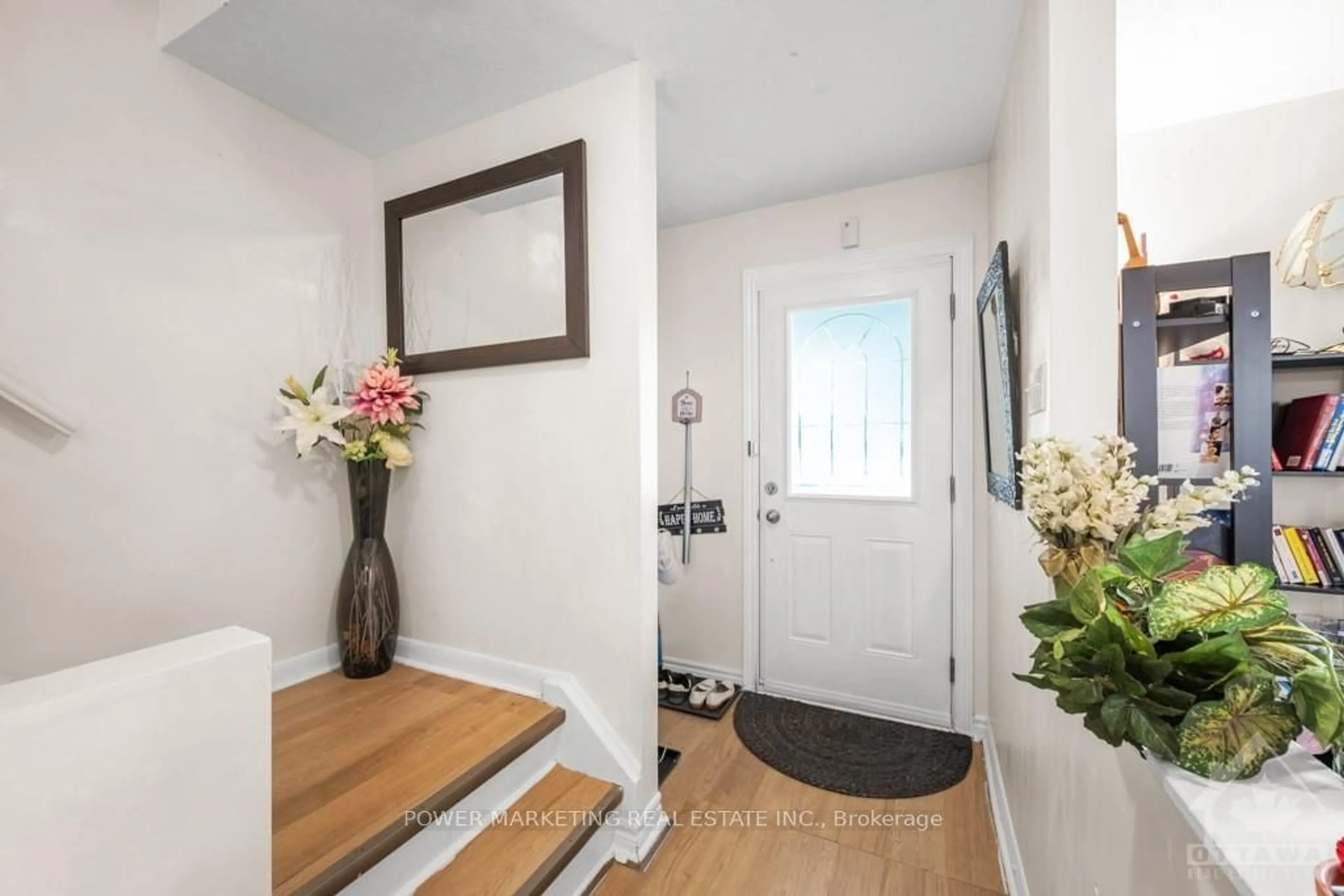 Indoor entryway, wood floors for 624 BORTHWICK Ave, Overbook - Castleheights and Area Ontario K1K 2L9