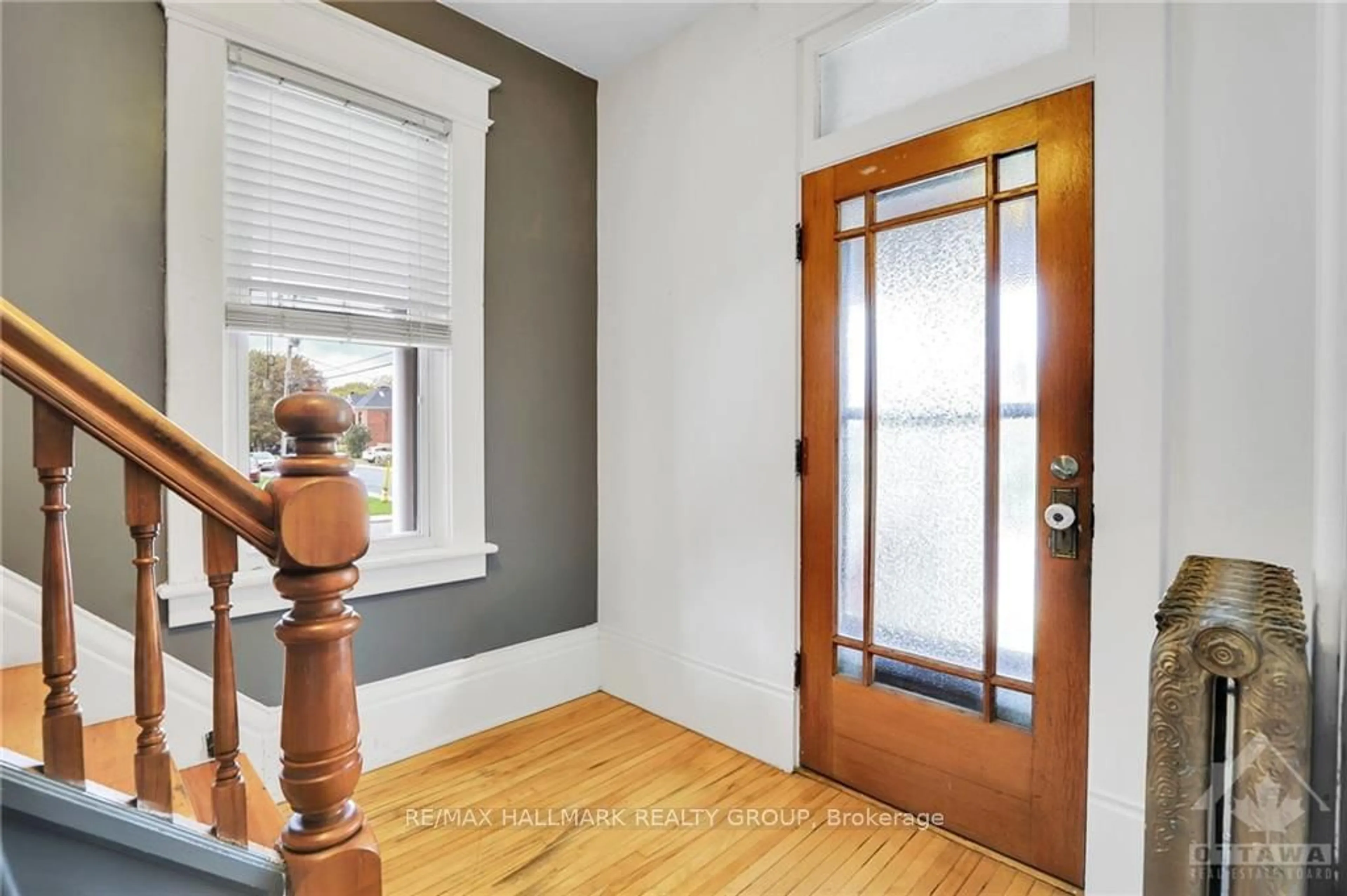 Indoor entryway, wood floors for 11 GLEN Ave, Smiths Falls Ontario K7A 1S1