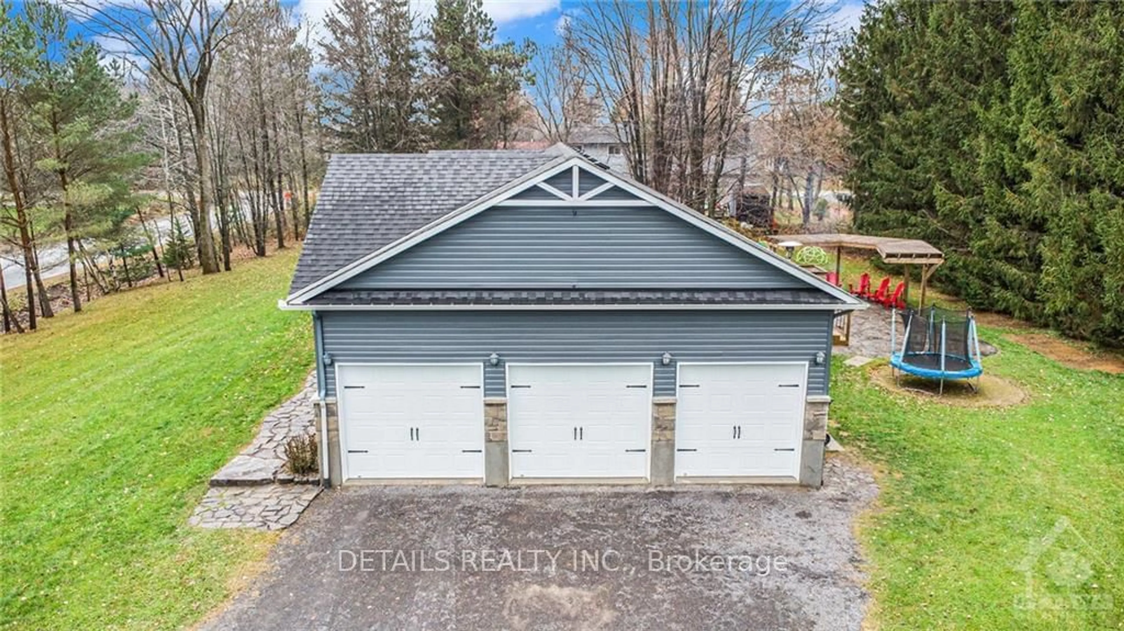 Indoor garage, cement floor for 1975 KINGSLEY St, Clarence-Rockland Ontario K0A 1E0