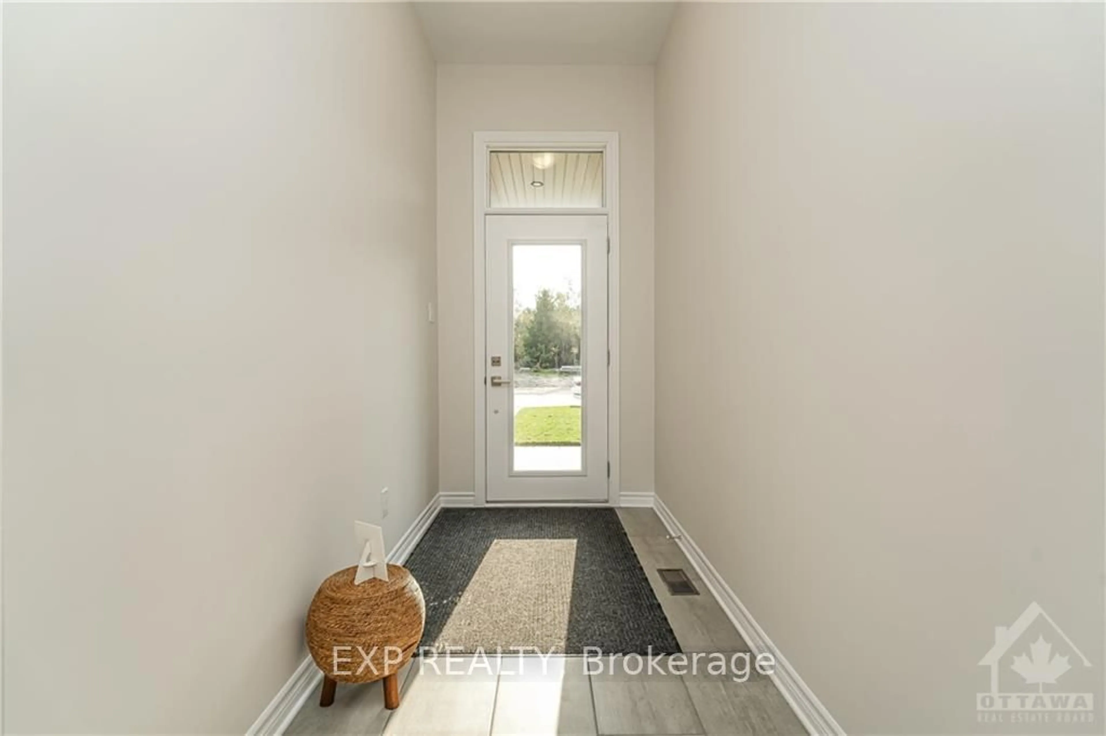 Indoor entryway, wood floors for 304 OAKMONT Dr, North Grenville Ontario K0G 1J0