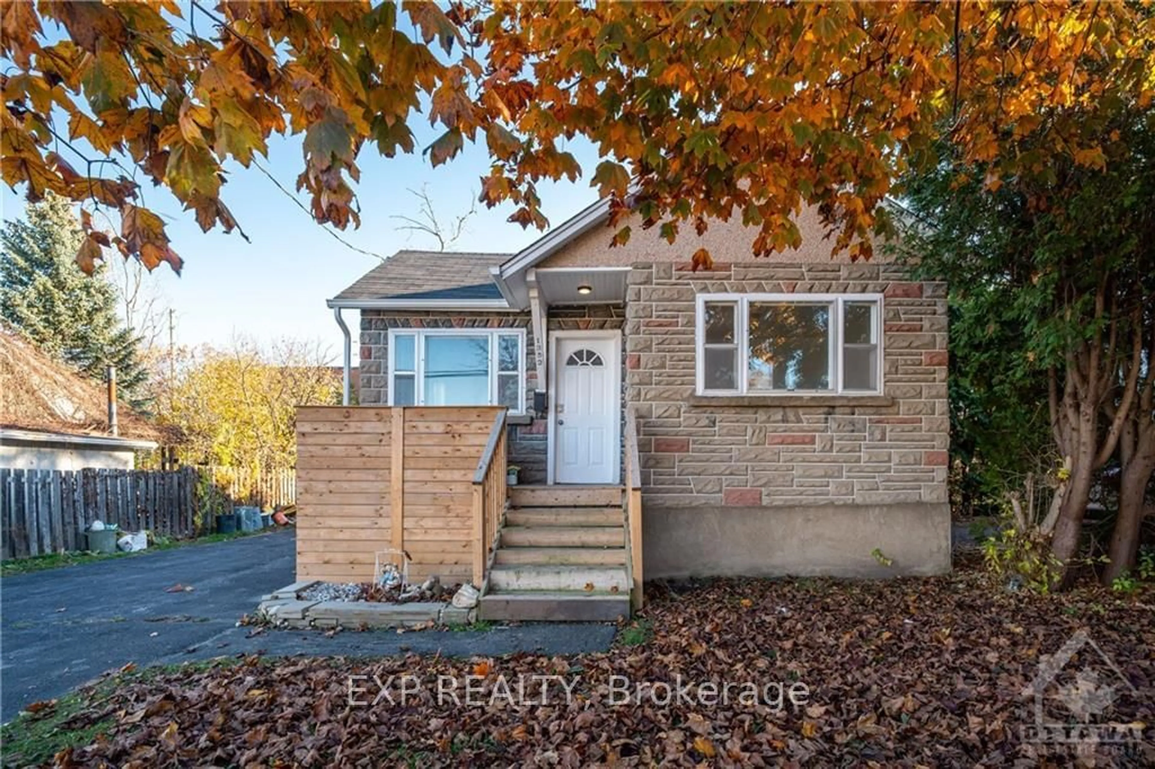 Frontside or backside of a home, cottage for 1352 RAVEN Ave, Carlington - Central Park Ontario K1Z 7Y2