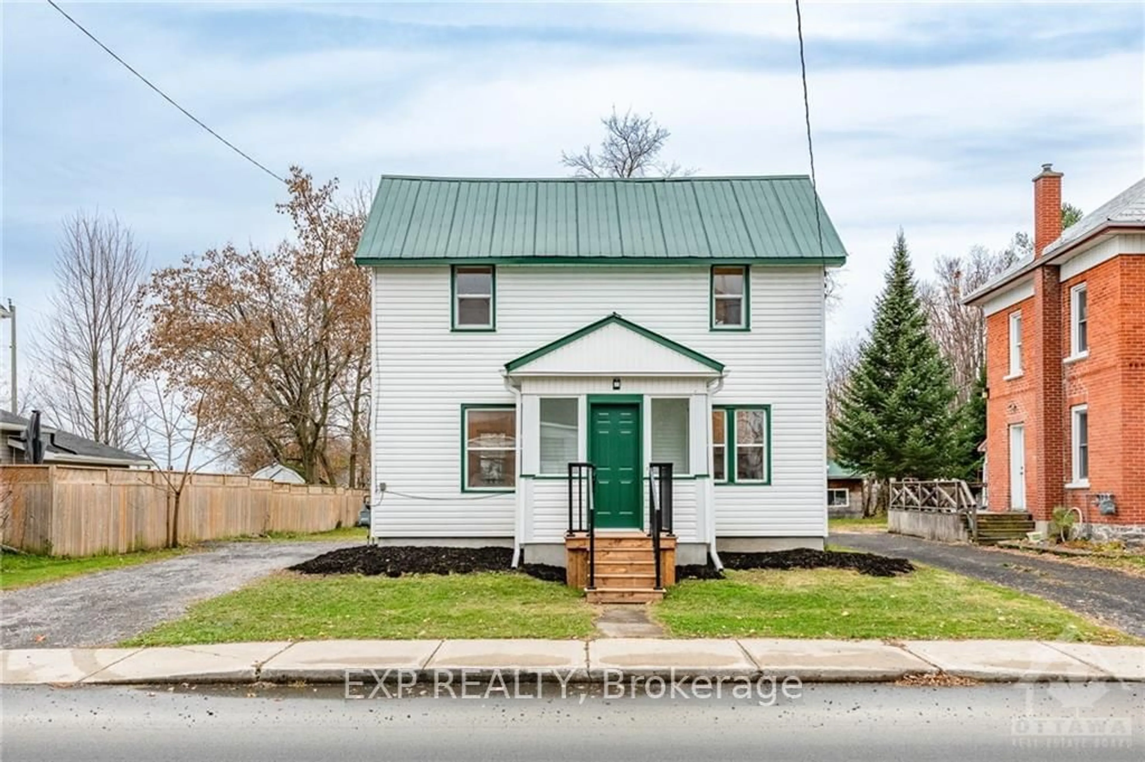 Frontside or backside of a home, cottage for 17 VICTORIA St, North Stormont Ontario K0C 1K0