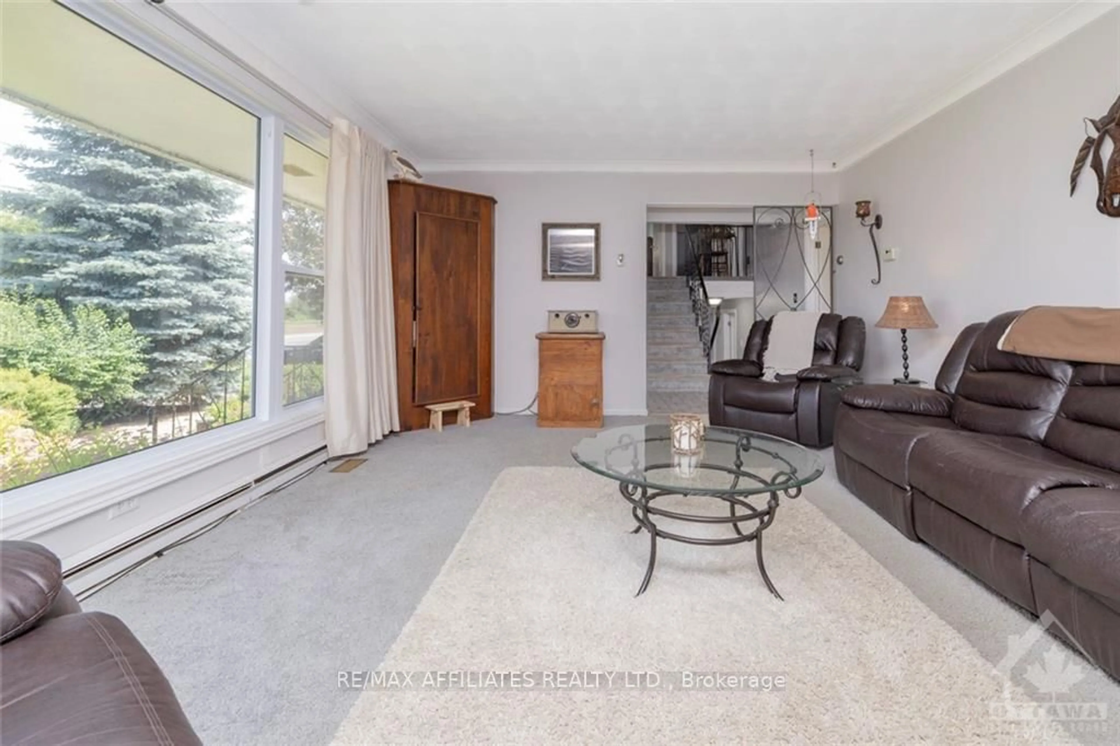 Indoor foyer, wood floors for 3698 MCBEAN St, Stittsville - Munster - Richmond Ontario K0A 2Z0