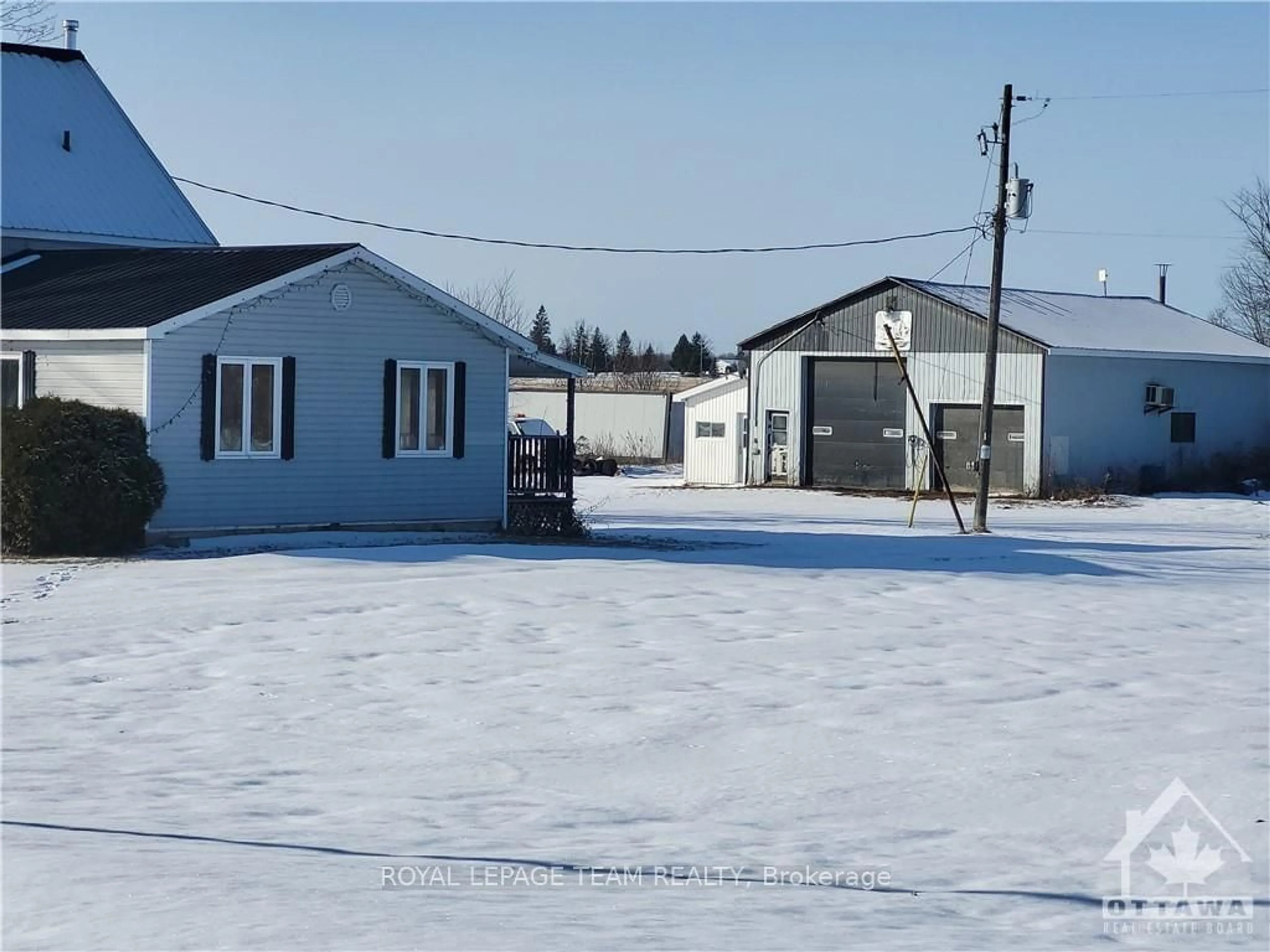 Frontside or backside of a home, the front or back of building for 18561 COUNTY 43 Rd, North Glengarry Ontario K0C 1B0