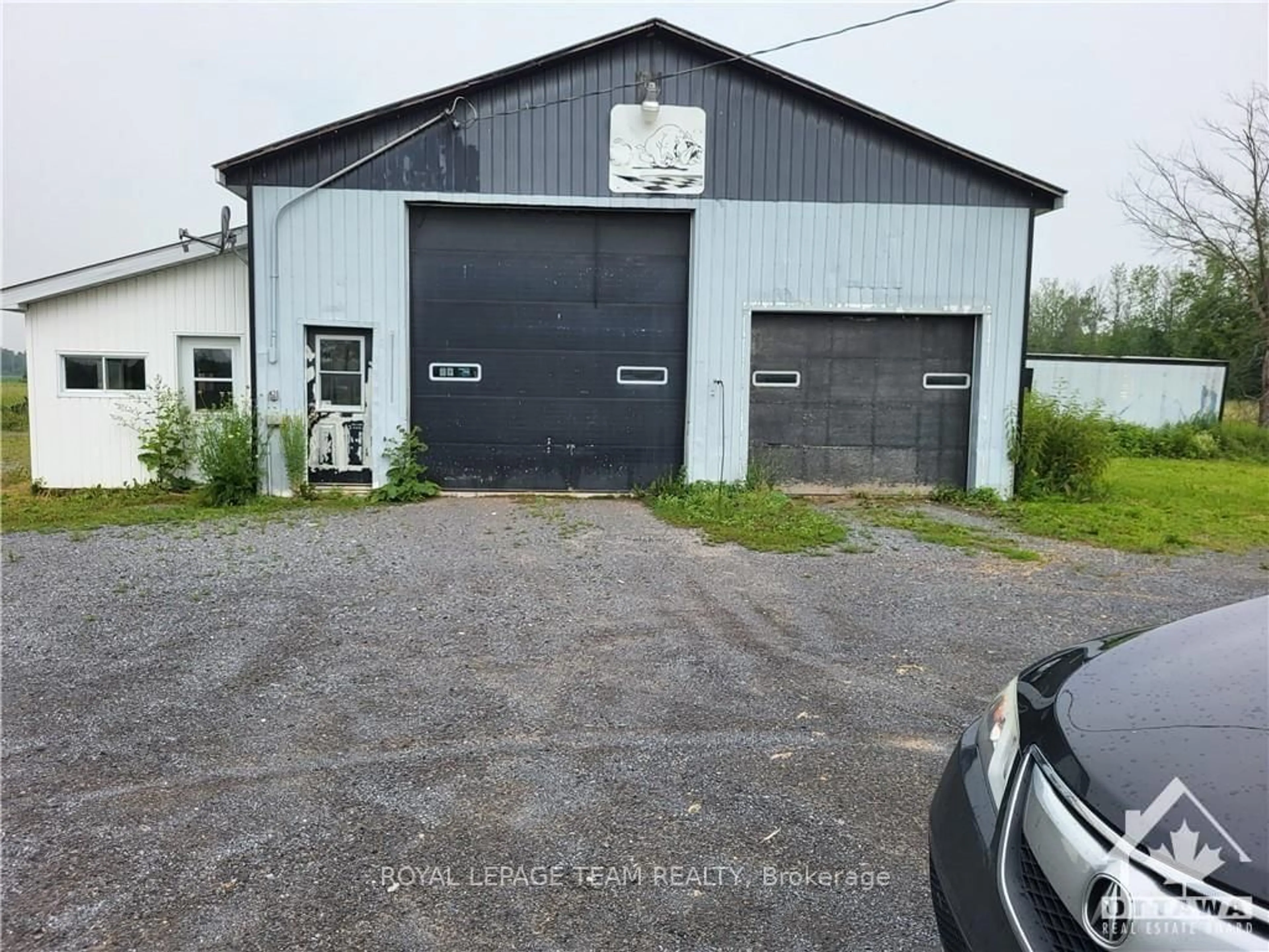 Indoor garage, cement floor for 18561 COUNTY 43 Rd, North Glengarry Ontario K0C 1B0