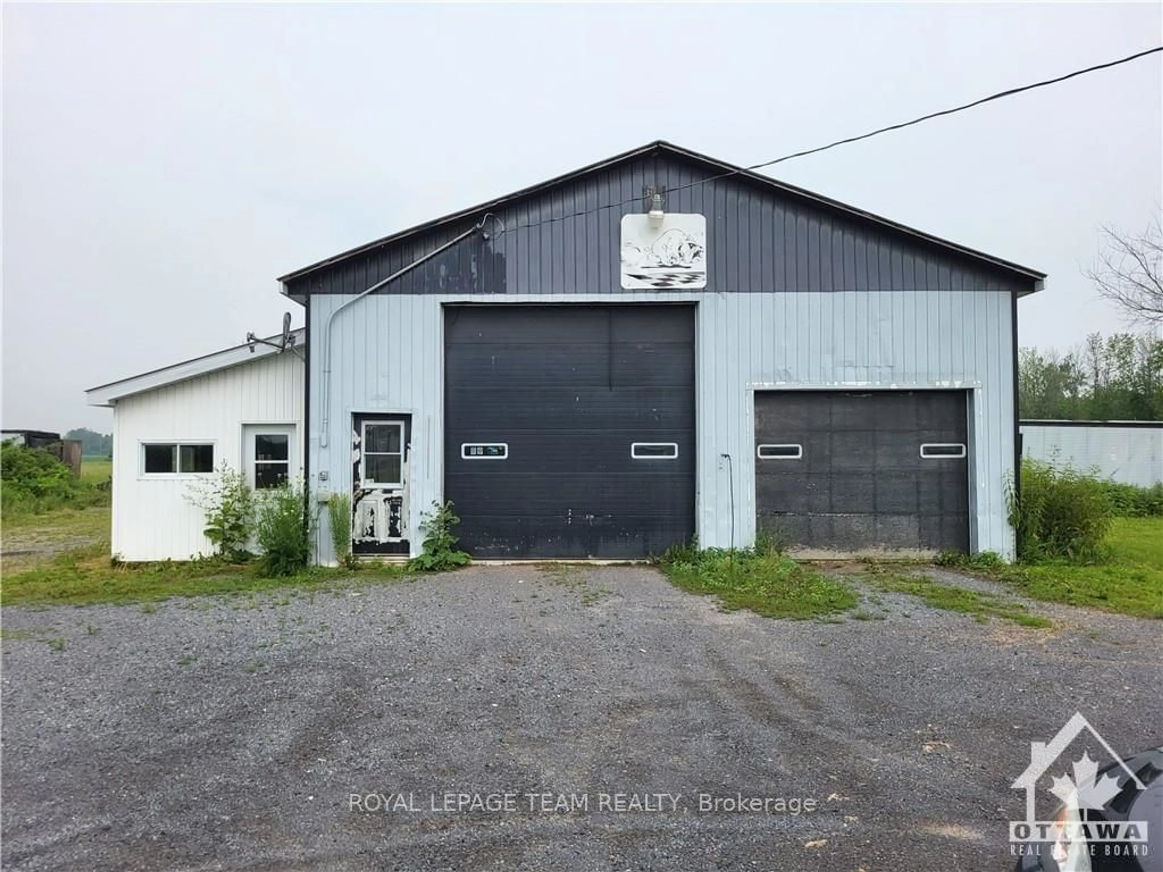 Indoor garage, cement floor for 18561 COUNTY 43 Rd, North Glengarry Ontario K0C 1B0