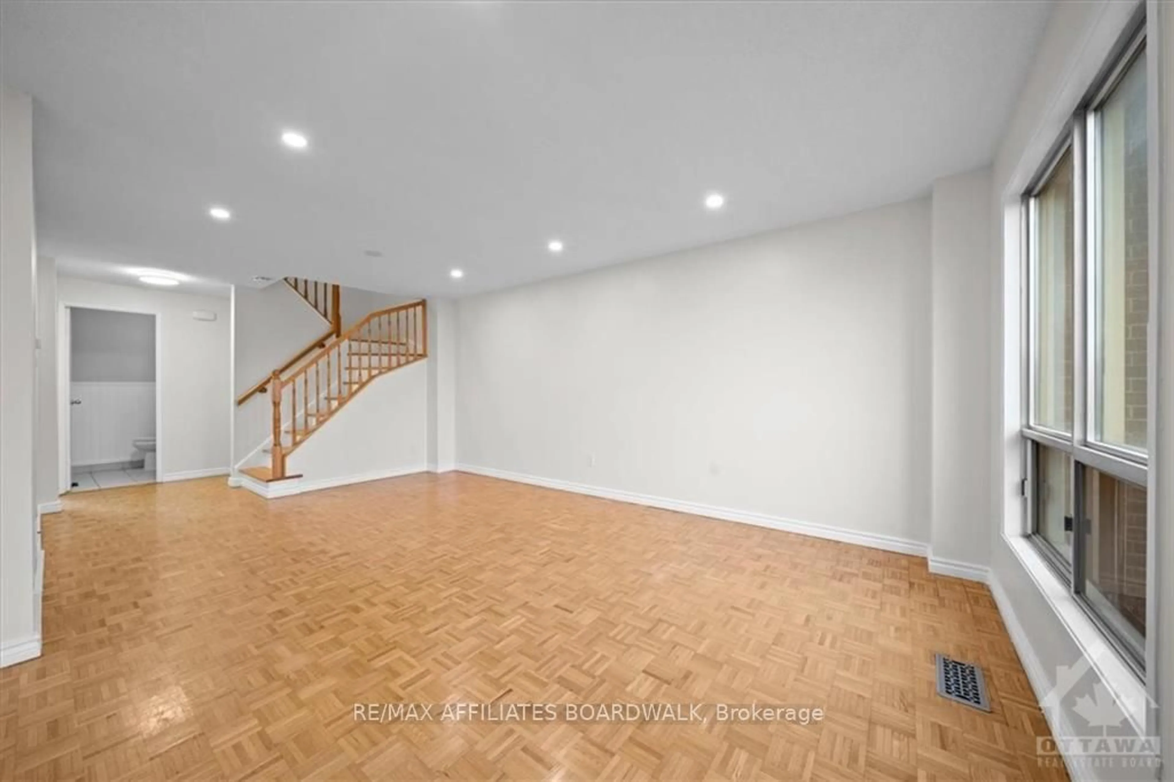 Indoor foyer, wood floors for 111 BEACHVIEW PRIVATE, Billings Bridge - Riverside Park and Area Ontario K1V 1M7