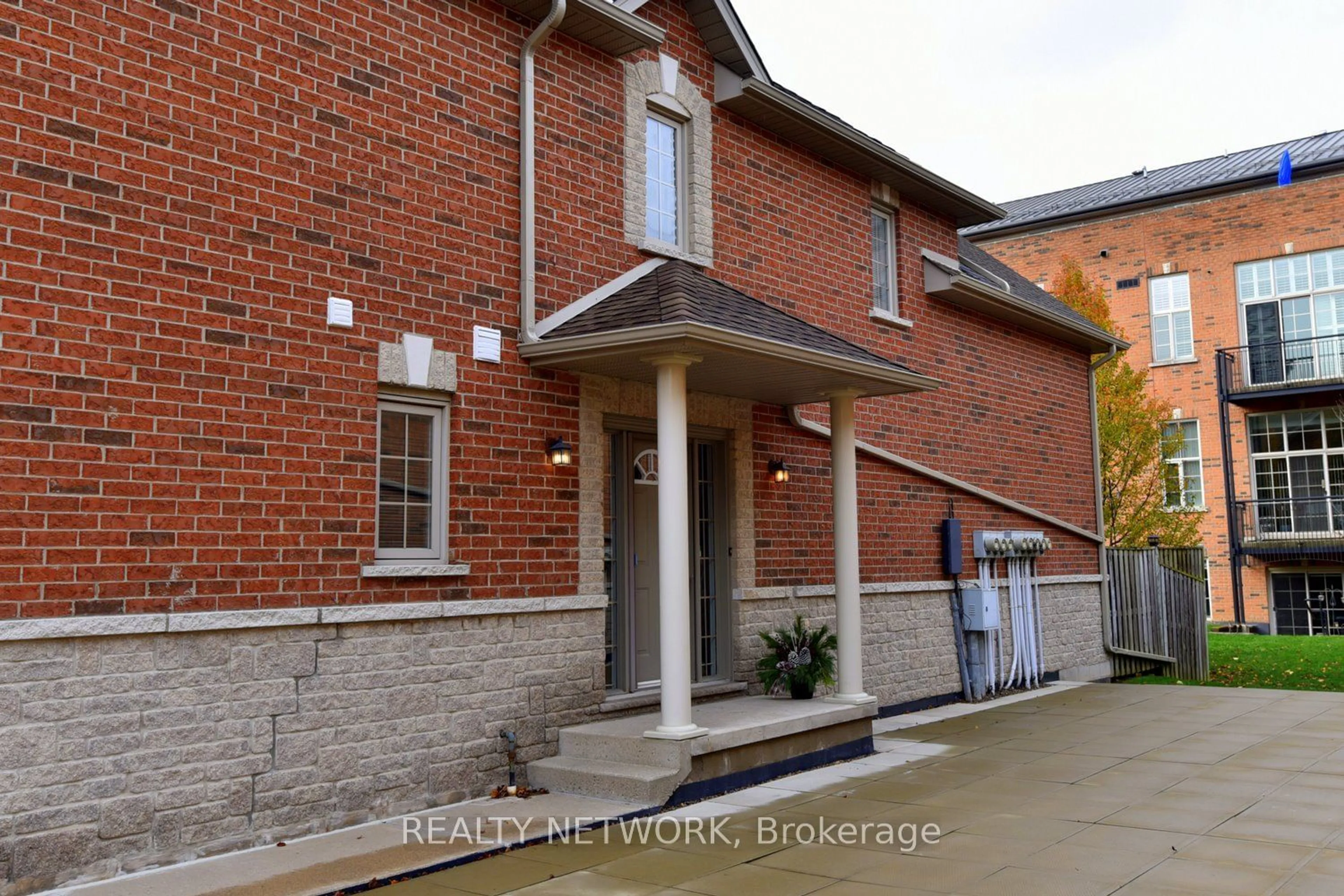 Home with brick exterior material for 25 Hamilton St #11, Hamilton Ontario L0R 2H4