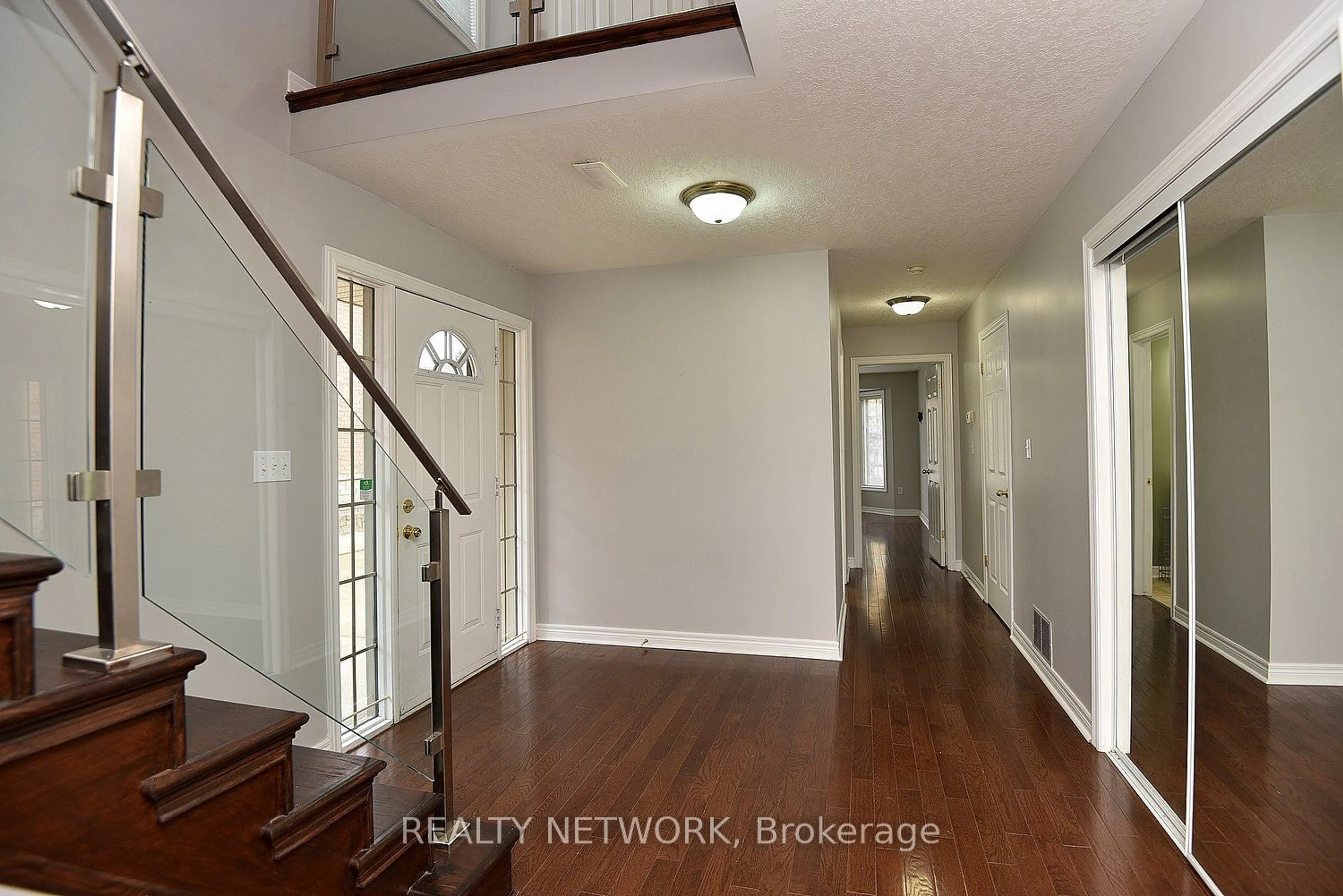 Indoor entryway, wood floors for 25 Hamilton St #11, Hamilton Ontario L0R 2H4