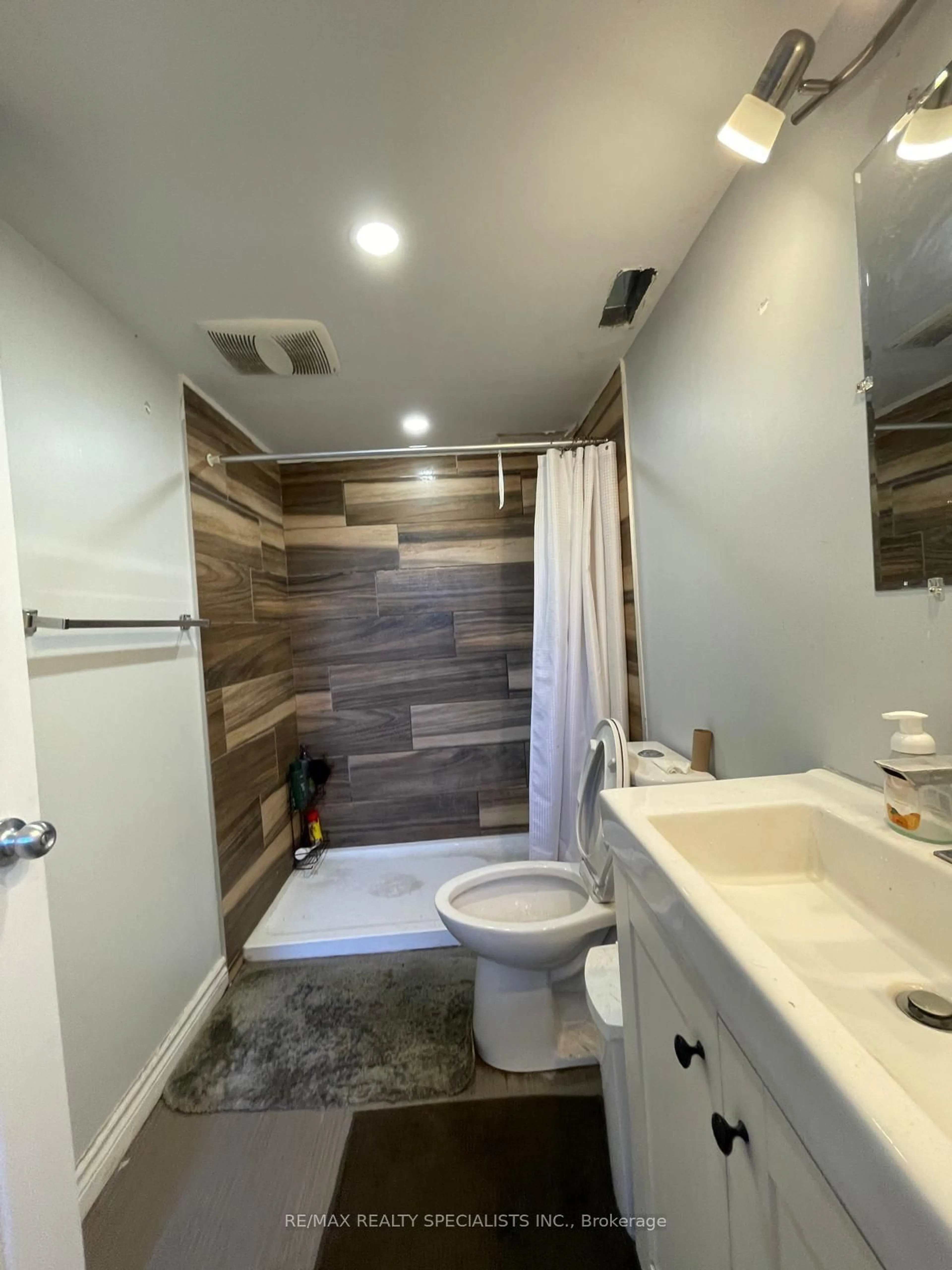 Bathroom, wood floors for 1660 Hansuld St, London Ontario N5V 1Y7