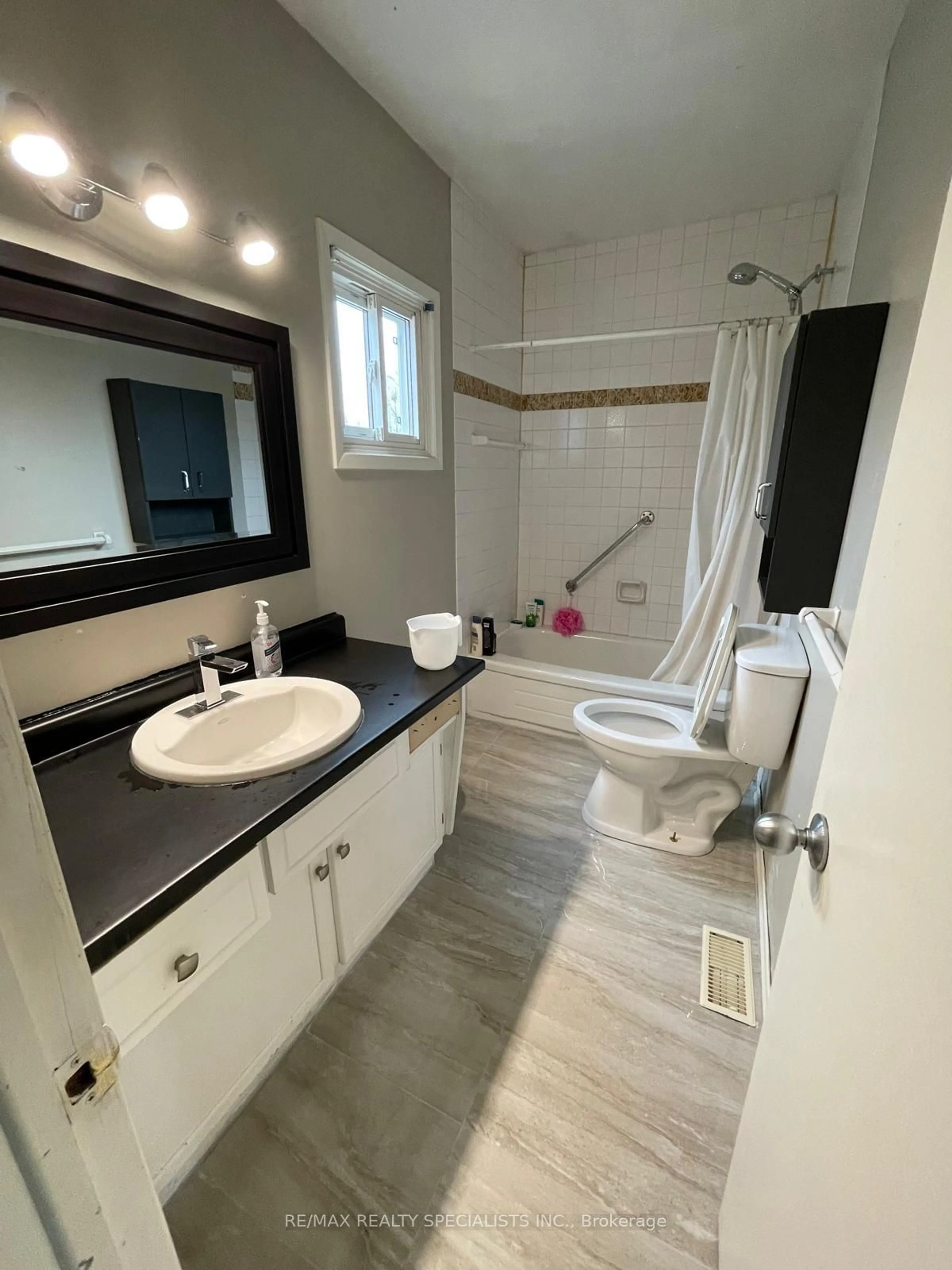 Standard bathroom, wood floors for 1660 Hansuld St, London Ontario N5V 1Y7