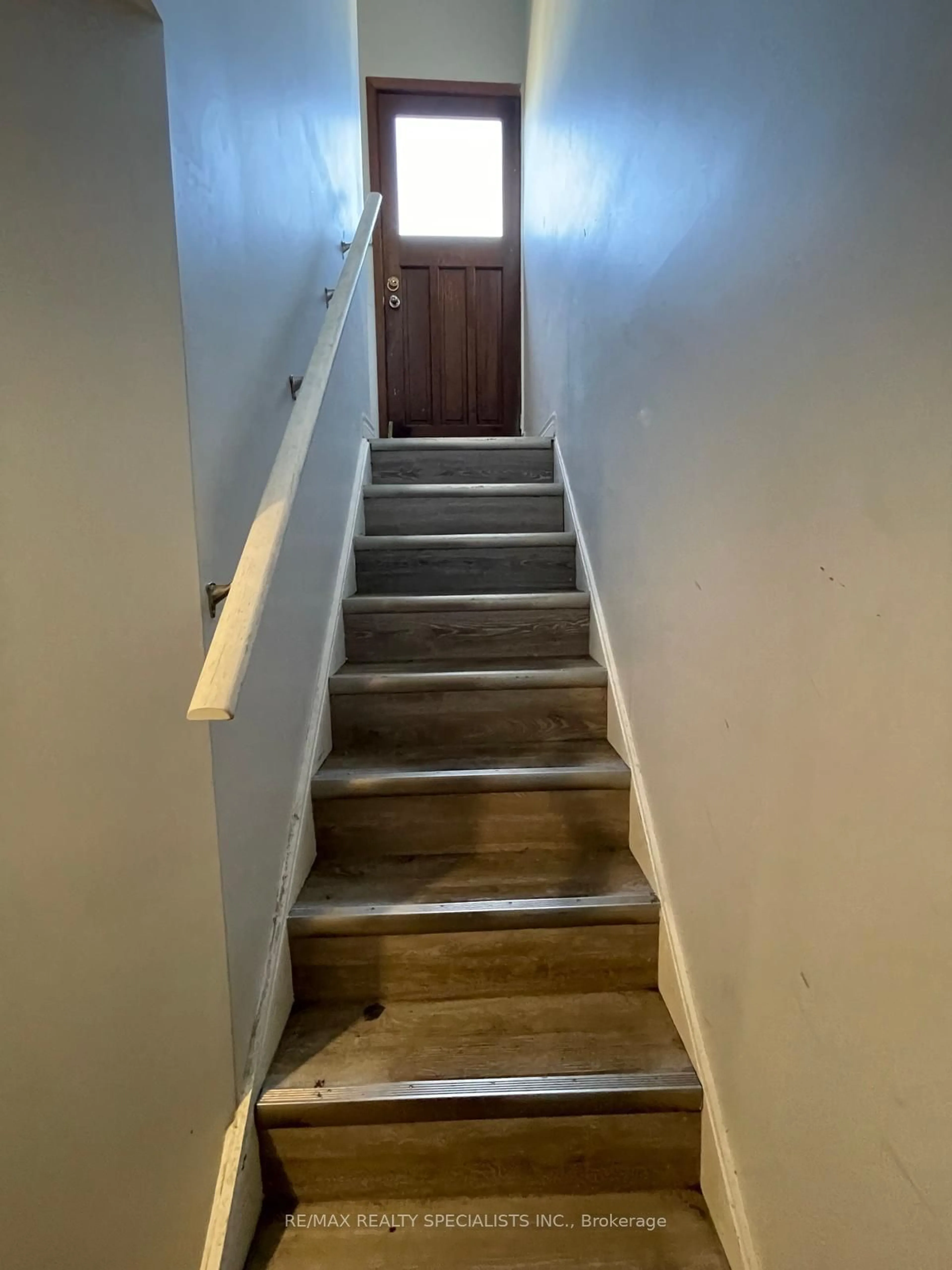 Stairs for 1660 Hansuld St, London Ontario N5V 1Y7