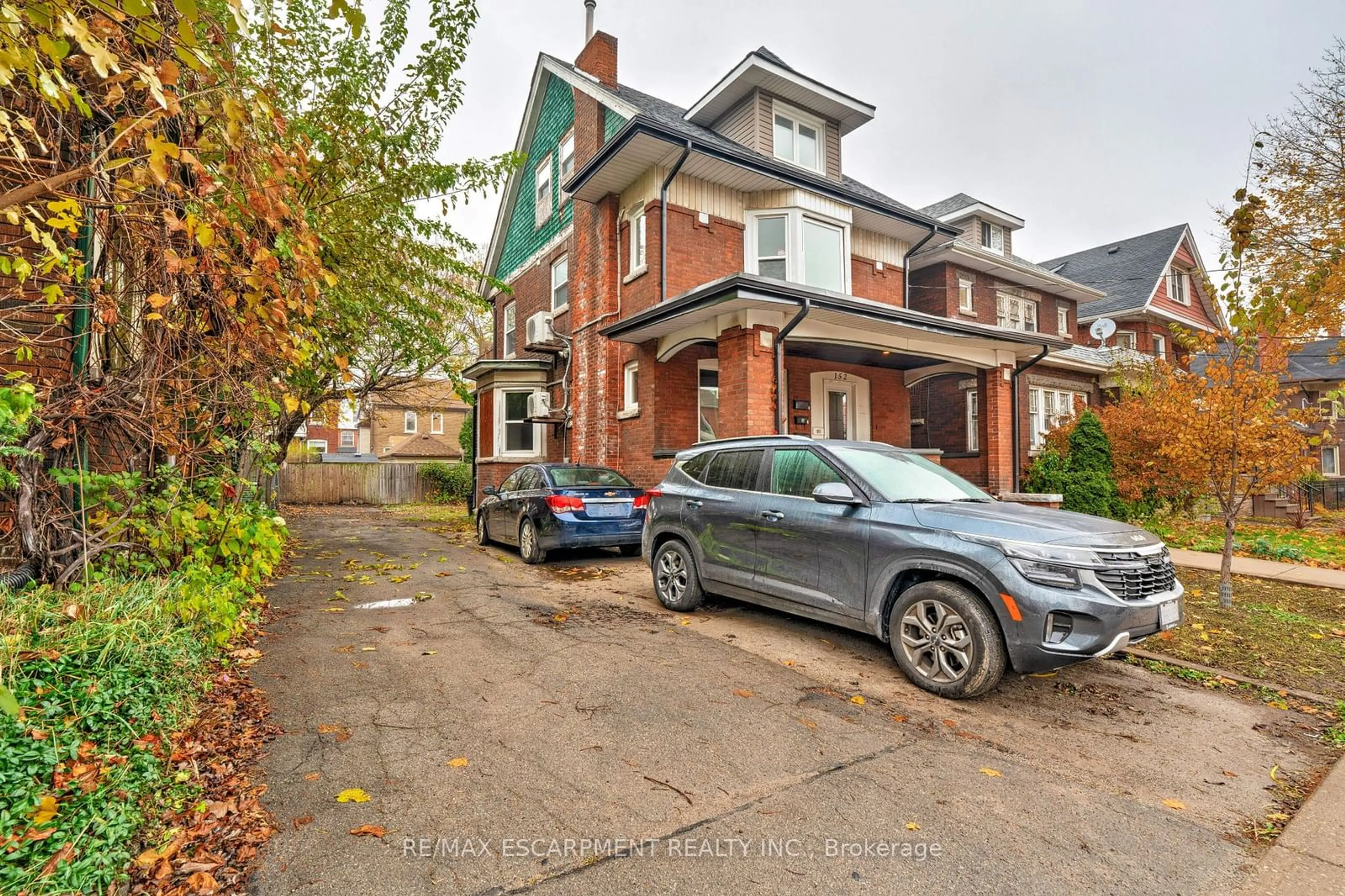 A pic from exterior of the house or condo, the street view for 152 Sanford Ave, Hamilton Ontario L8M 2G9