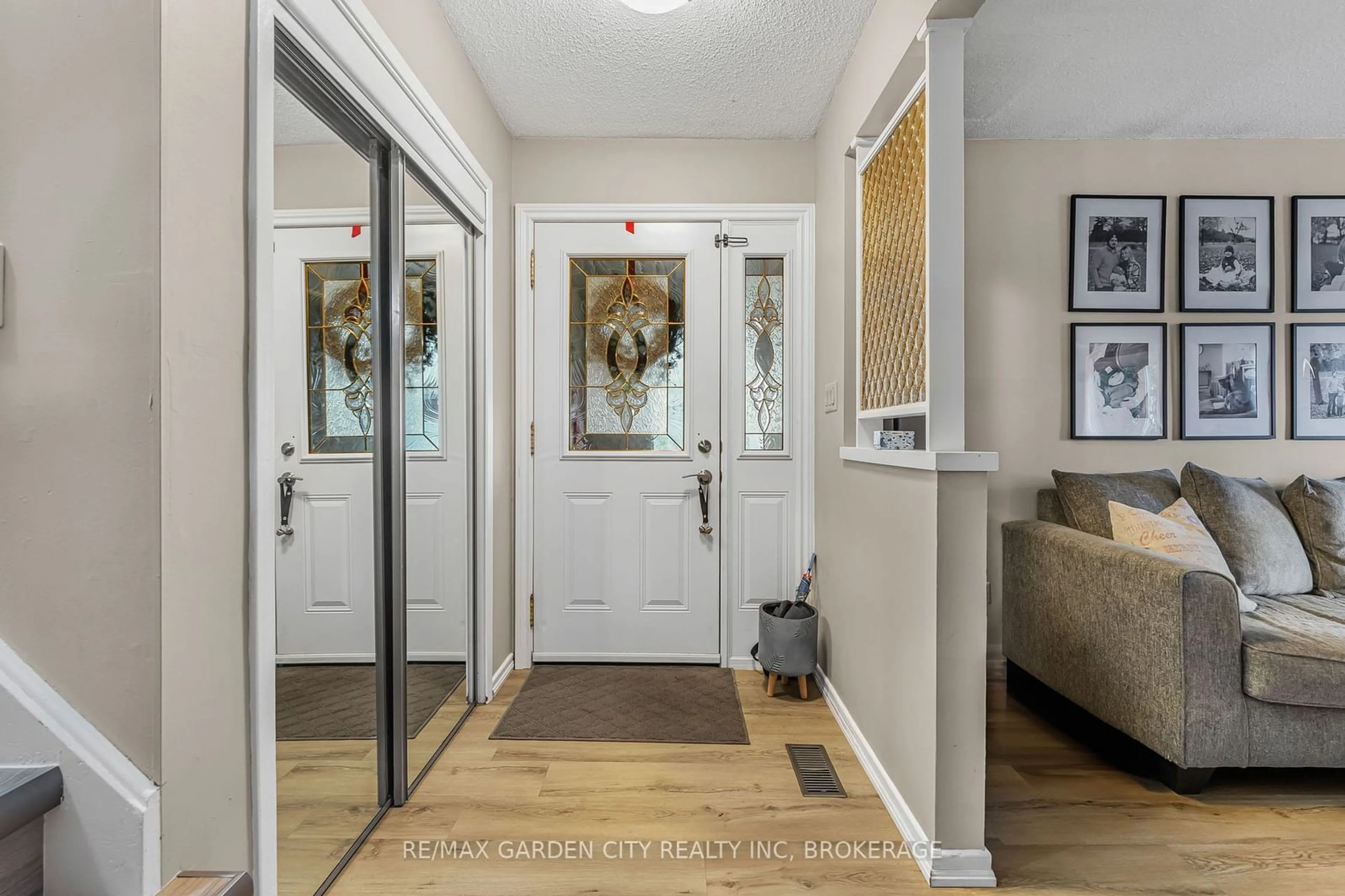 Indoor entryway, wood floors for 141 Woodrow St, St. Catharines Ontario L2P 3R4