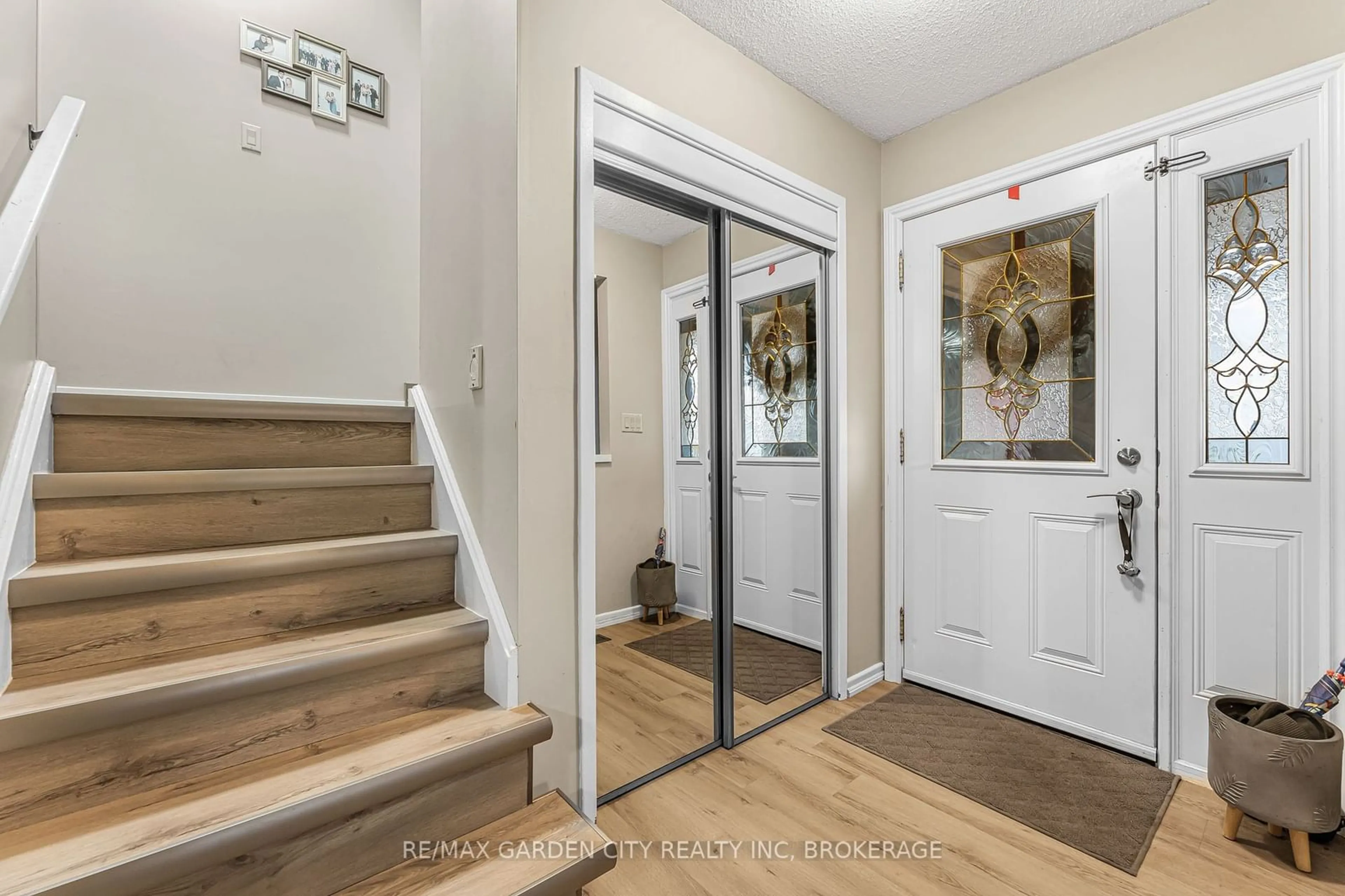 Indoor entryway, wood floors for 141 Woodrow St, St. Catharines Ontario L2P 3R4