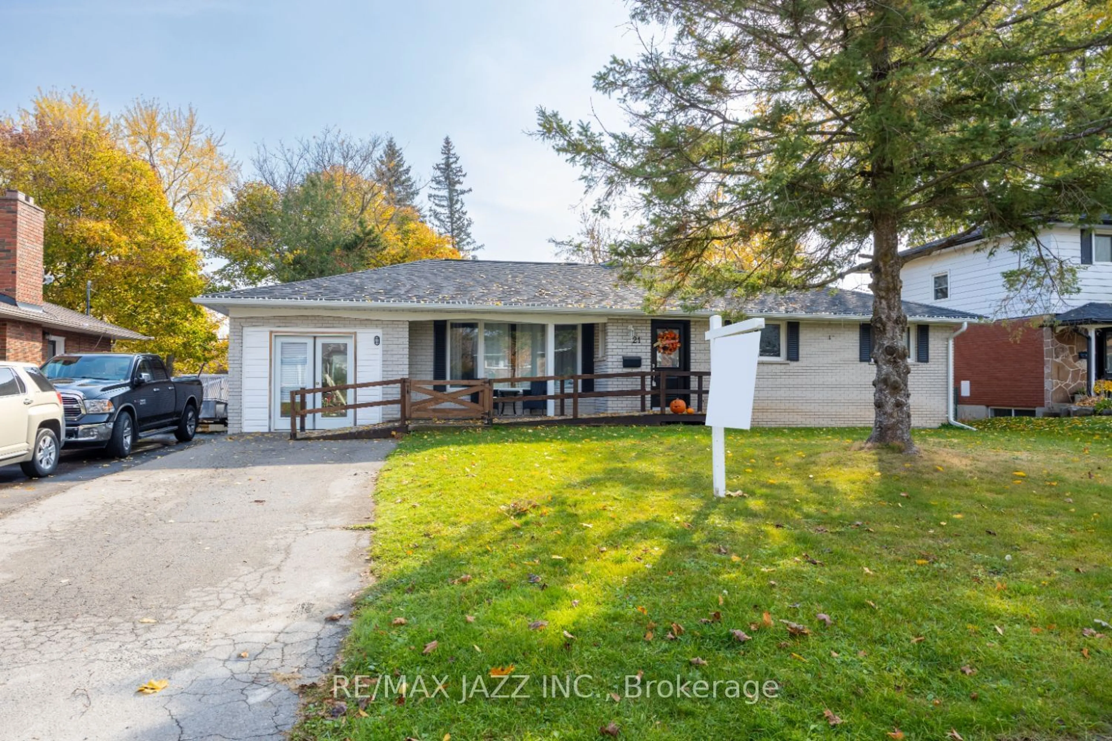 Frontside or backside of a home, cottage for 21 Maple Cres, Kawartha Lakes Ontario K9V 2R8