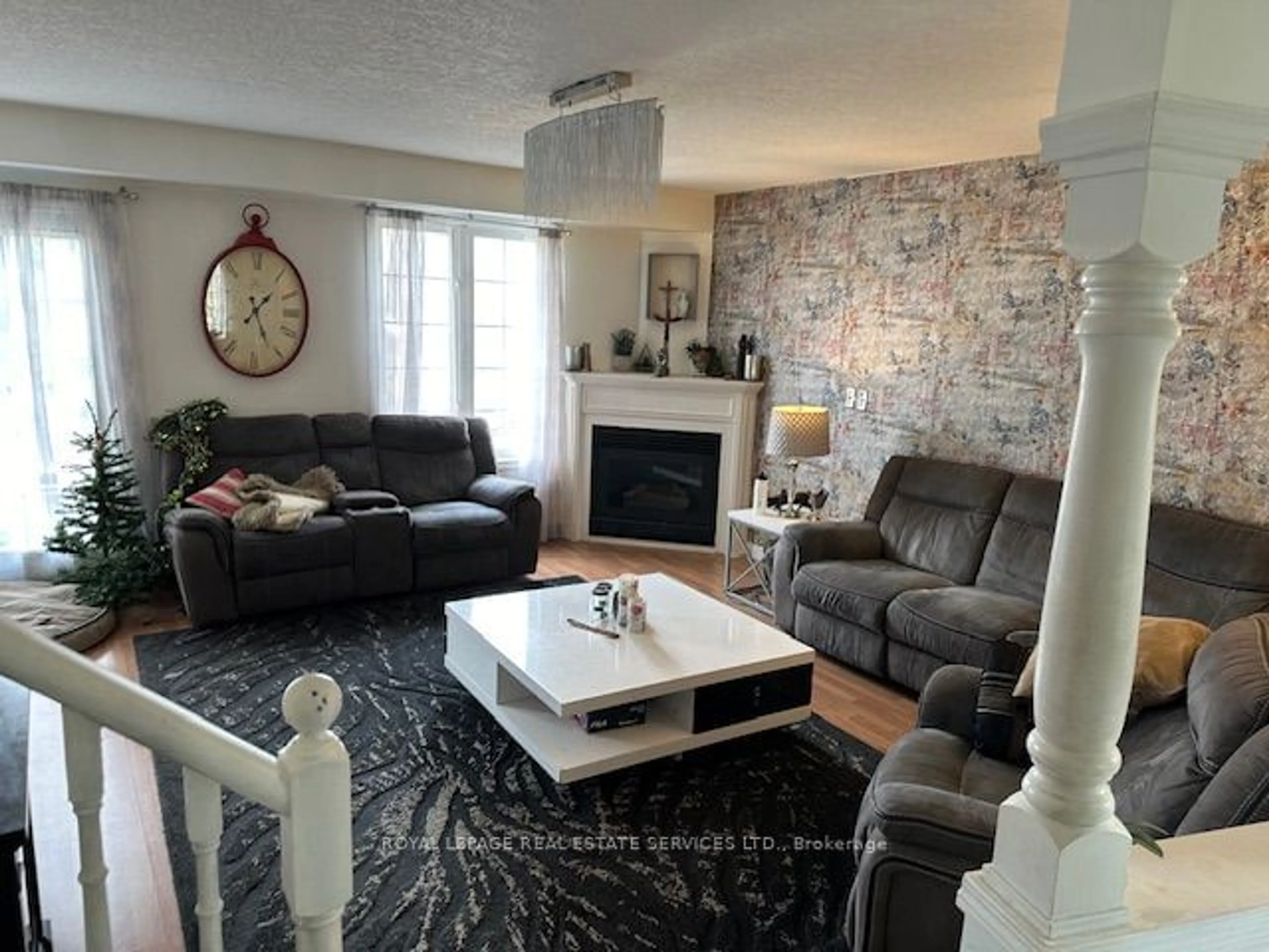 Living room, carpet floors for 238 Briarmeadow Dr, Kitchener Ontario N2A 4C4