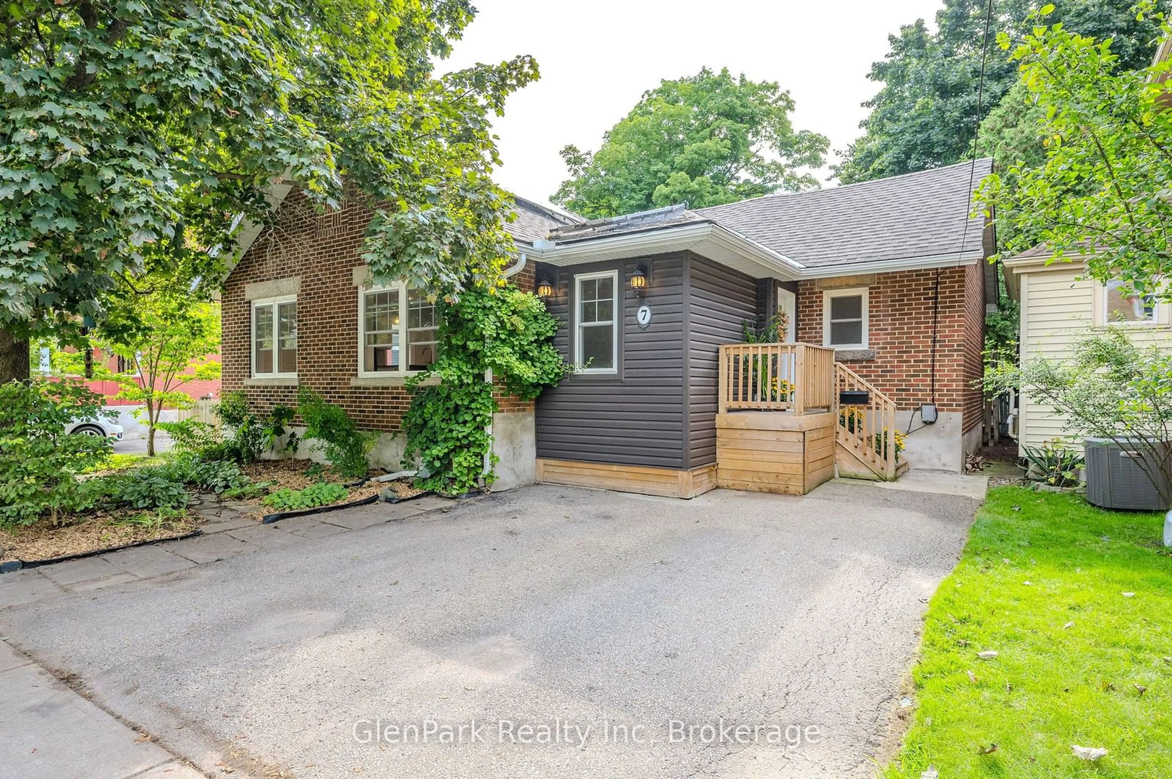 Frontside or backside of a home, cottage for 7 Alexandra St, Guelph Ontario N1H 1K8