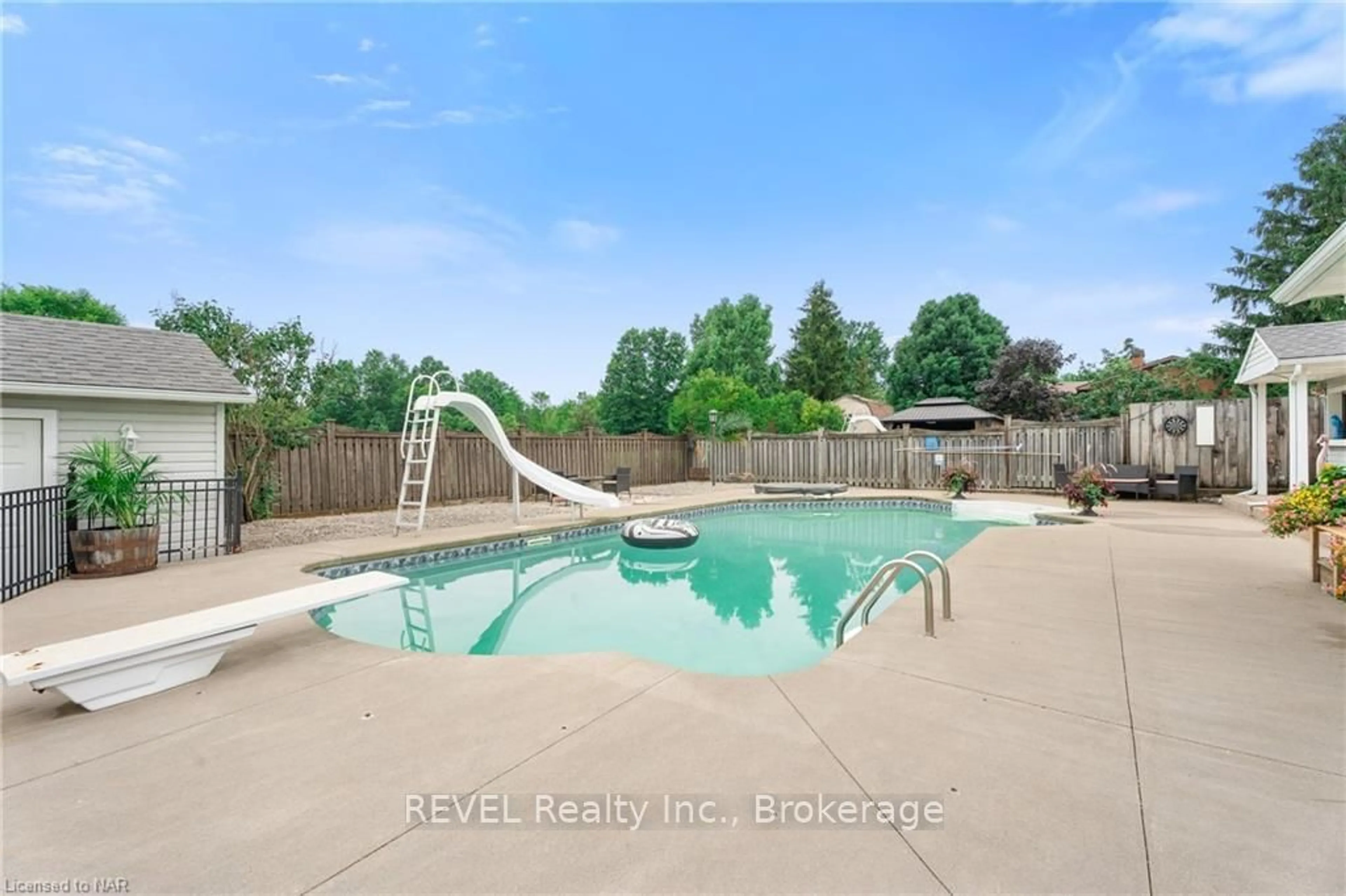 Indoor or outdoor pool for 353 South Pelham Rd, Welland Ontario L3B 5N8