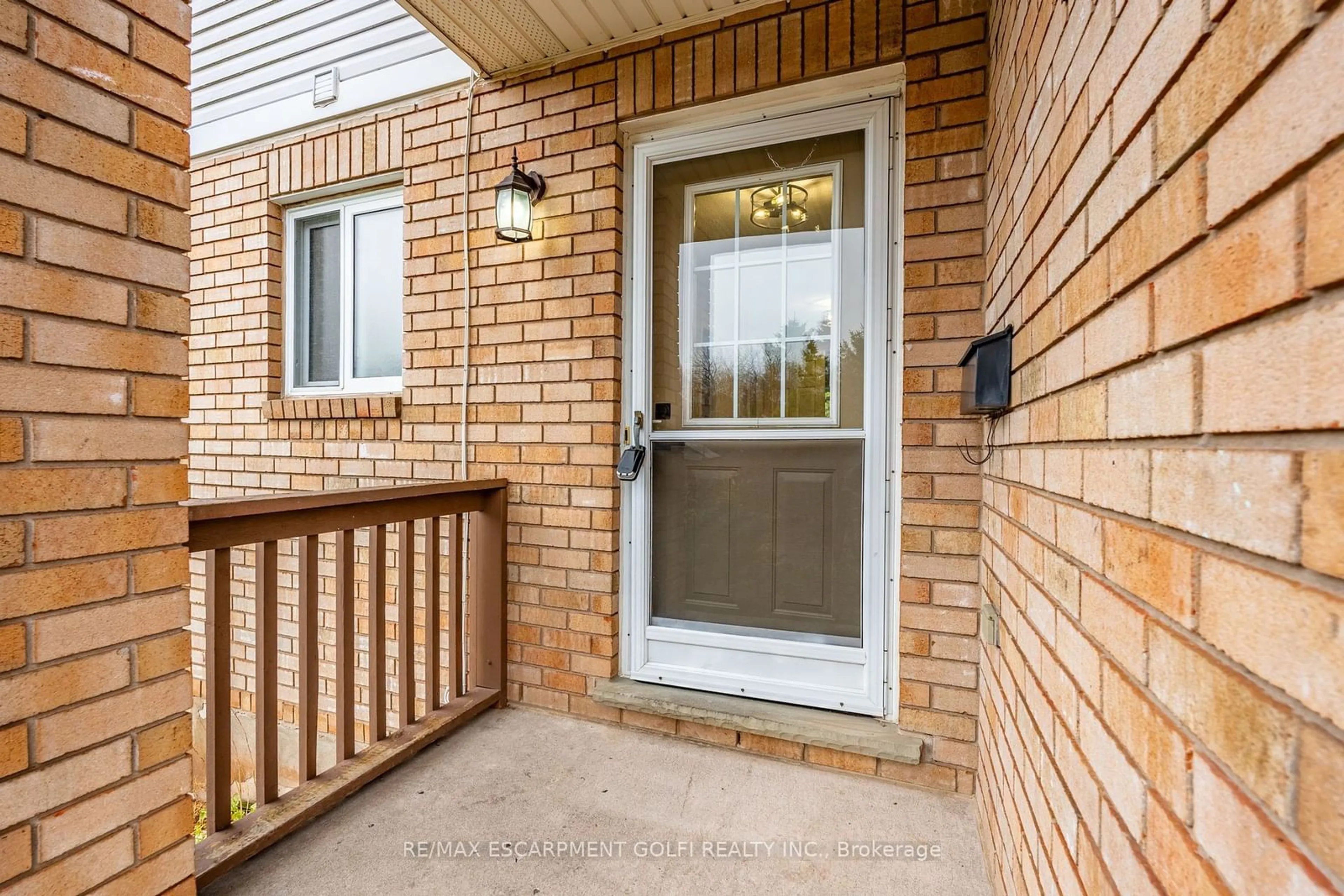 Indoor entryway, wood floors for 25 Meadowvale Dr #1, Pelham Ontario L0S 1E4