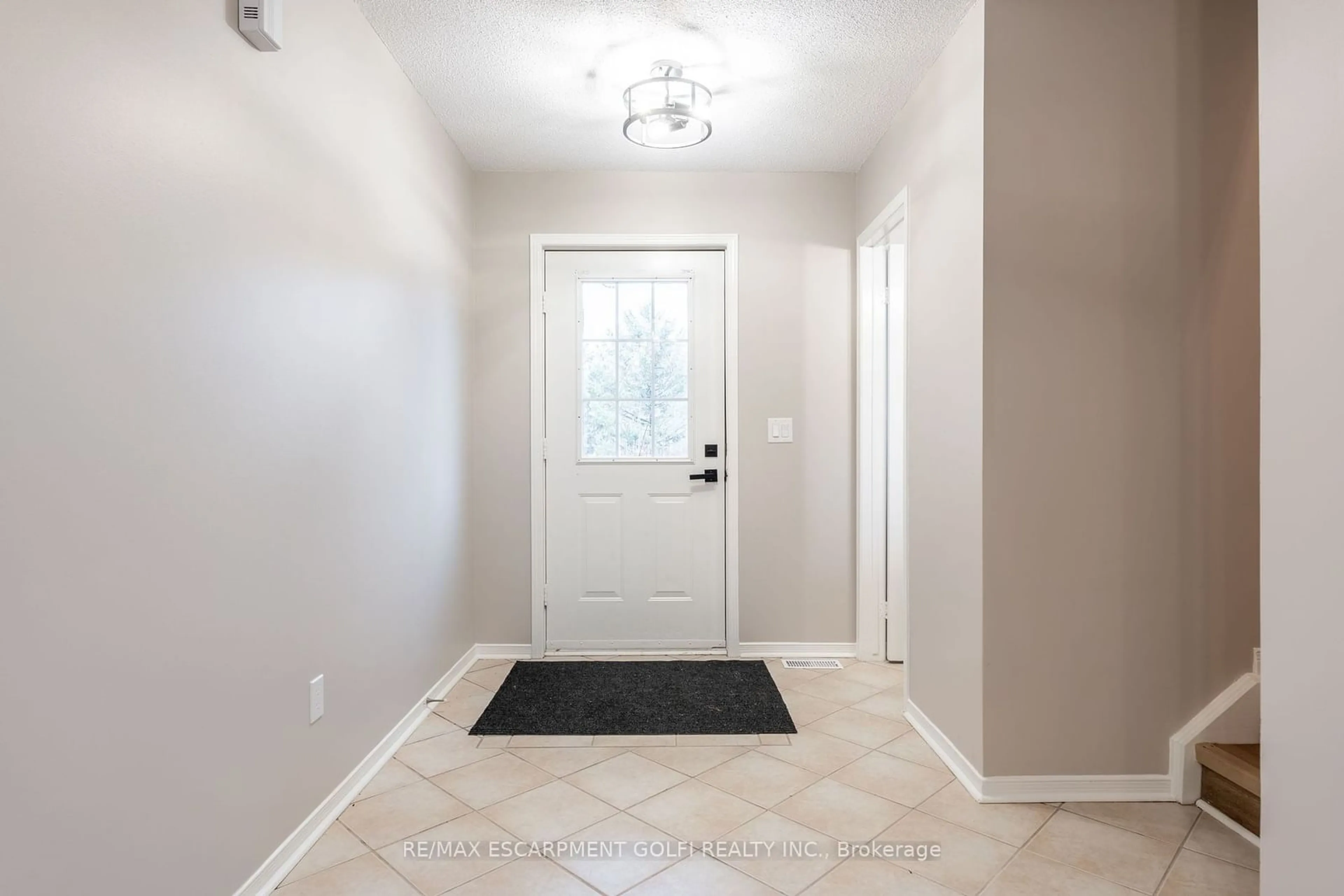 Indoor entryway, wood floors for 25 Meadowvale Dr #1, Pelham Ontario L0S 1E4