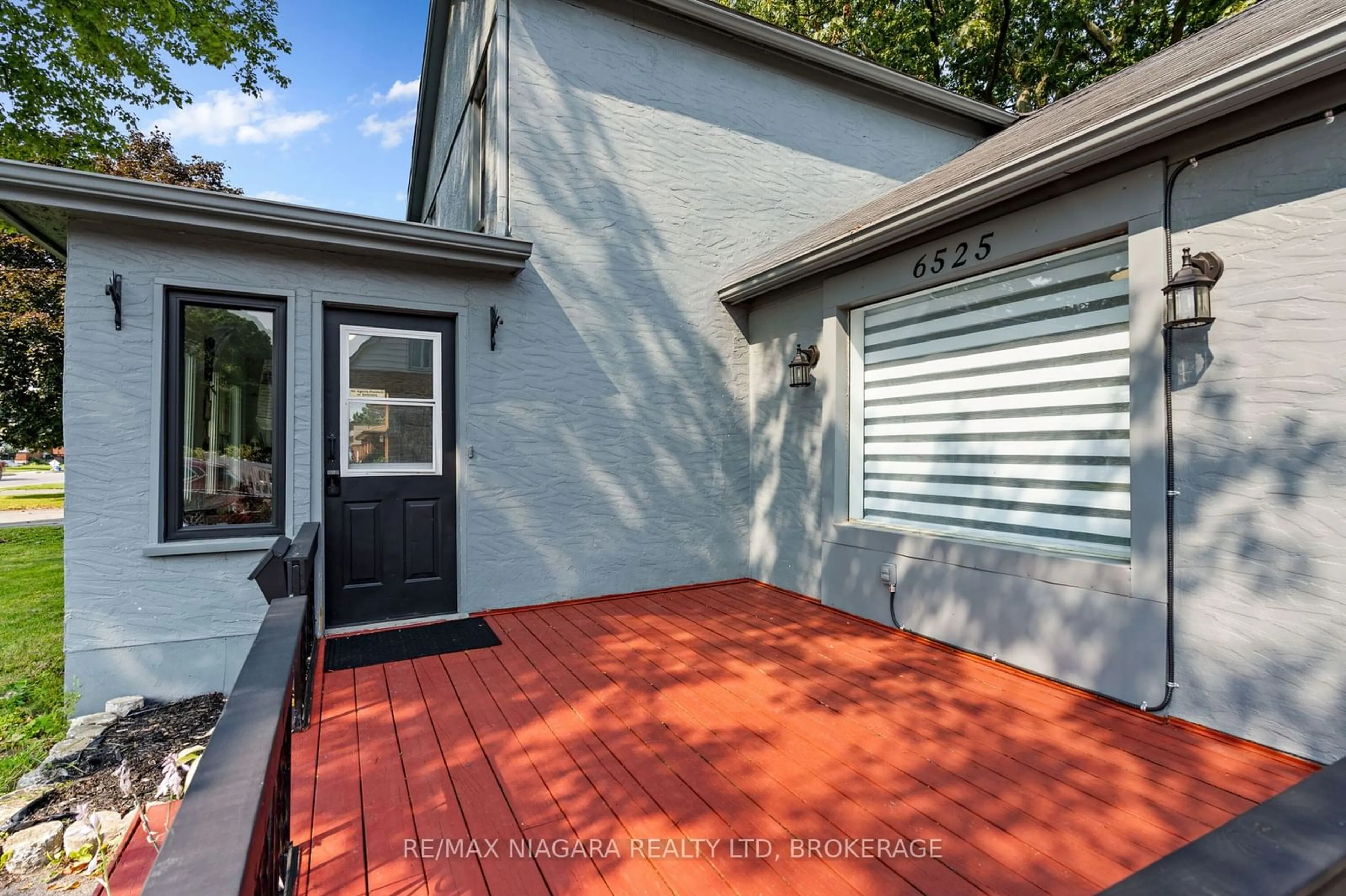 Home with vinyl exterior material for 6525 O'Neil St, Niagara Falls Ontario L2J 1M7