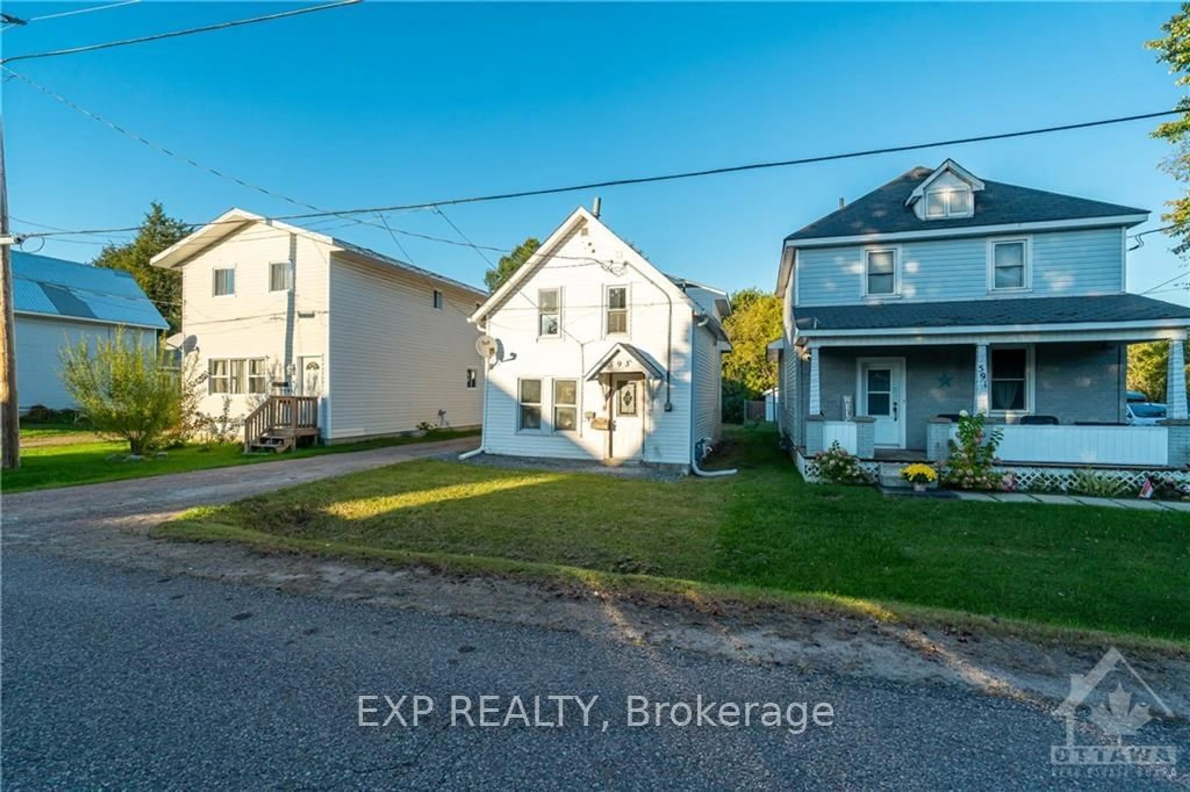 Frontside or backside of a home, the street view for 593 B HAMILTON St, Laurentian Valley Ontario K8A 6P3