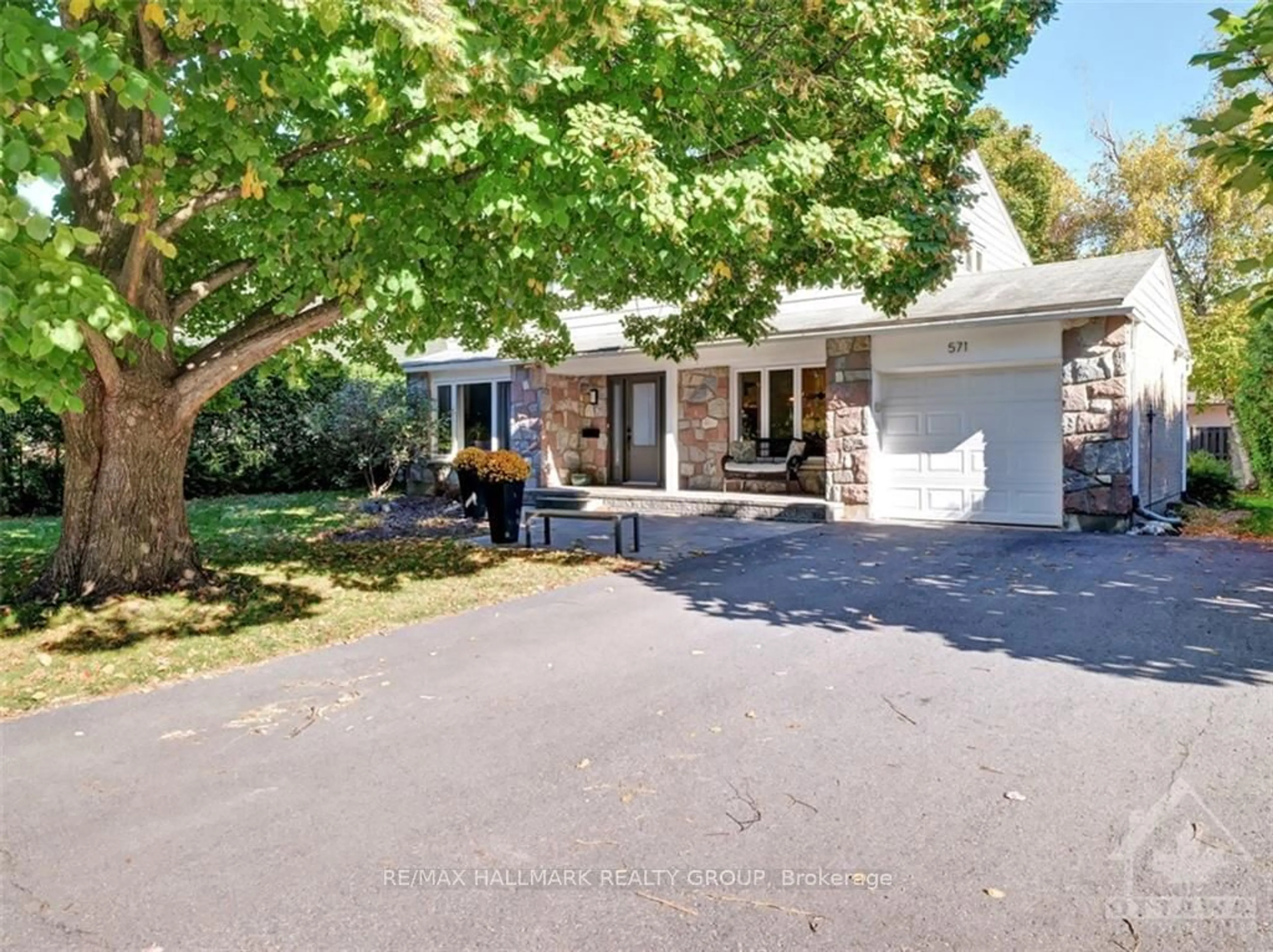 A pic from exterior of the house or condo, the street view for 571 DUFF Cres, Beacon Hill North - South and Area Ontario K1J 7C6