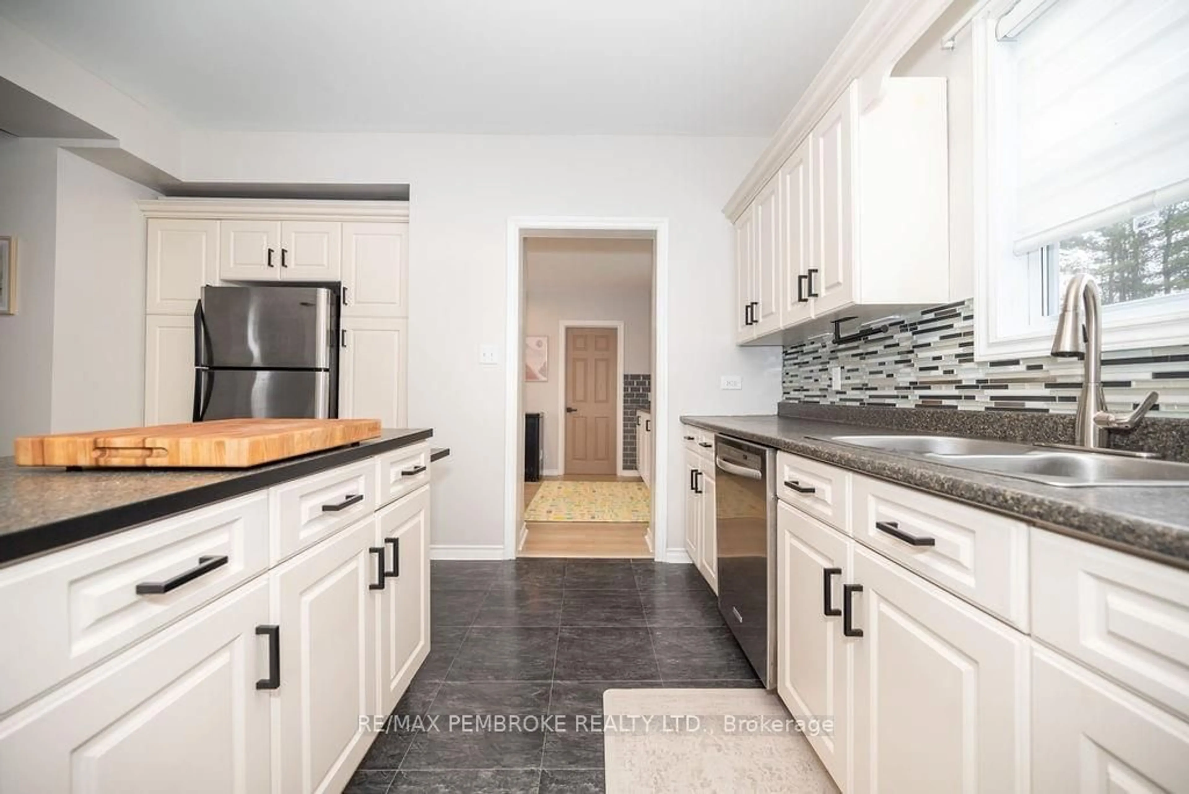 Open concept kitchen for 240 IRVING St, Pembroke Ontario K8A 2S6