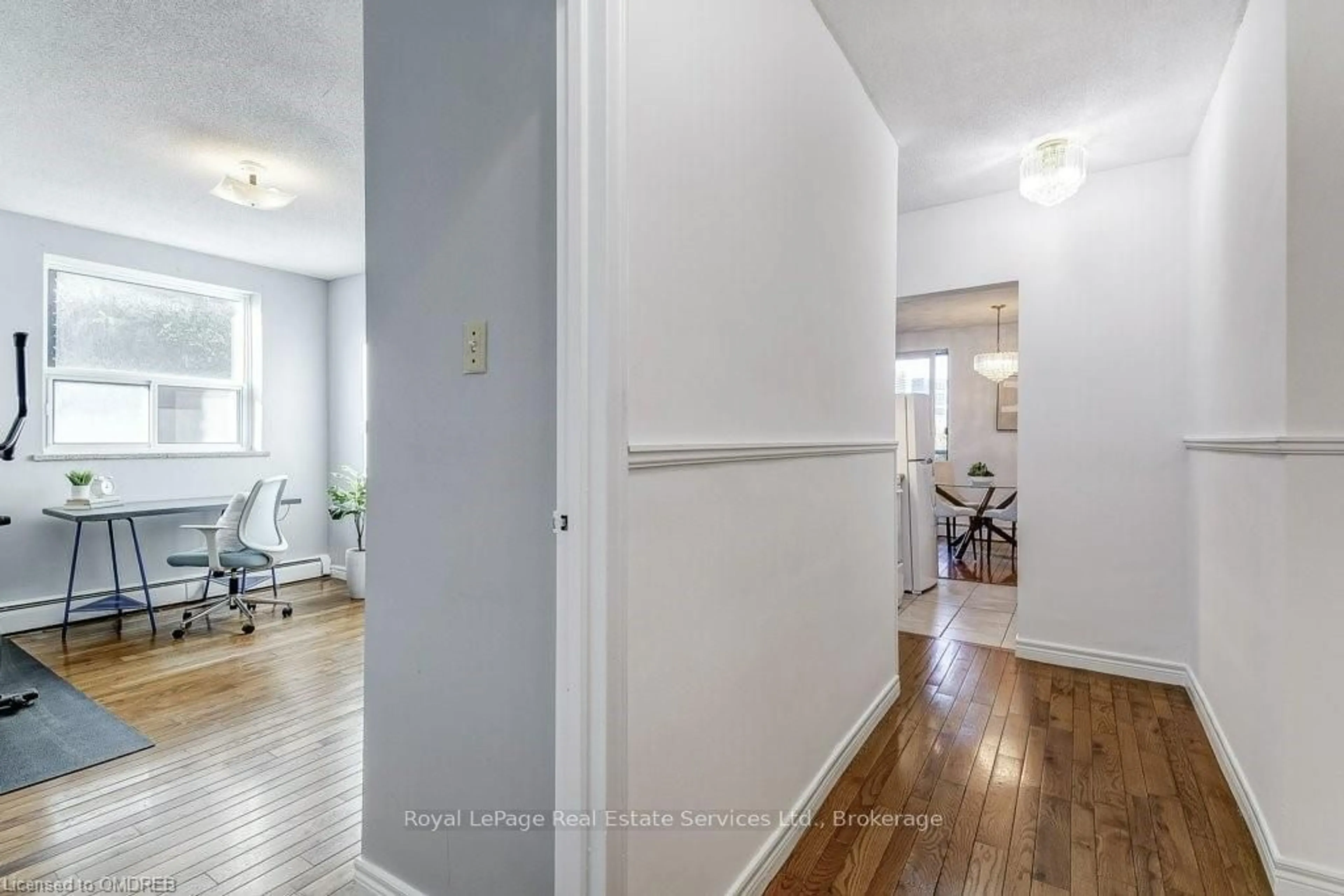 Indoor entryway, wood floors for 81 CHARLTON Ave #201, Hamilton Ontario L8N 1Y7