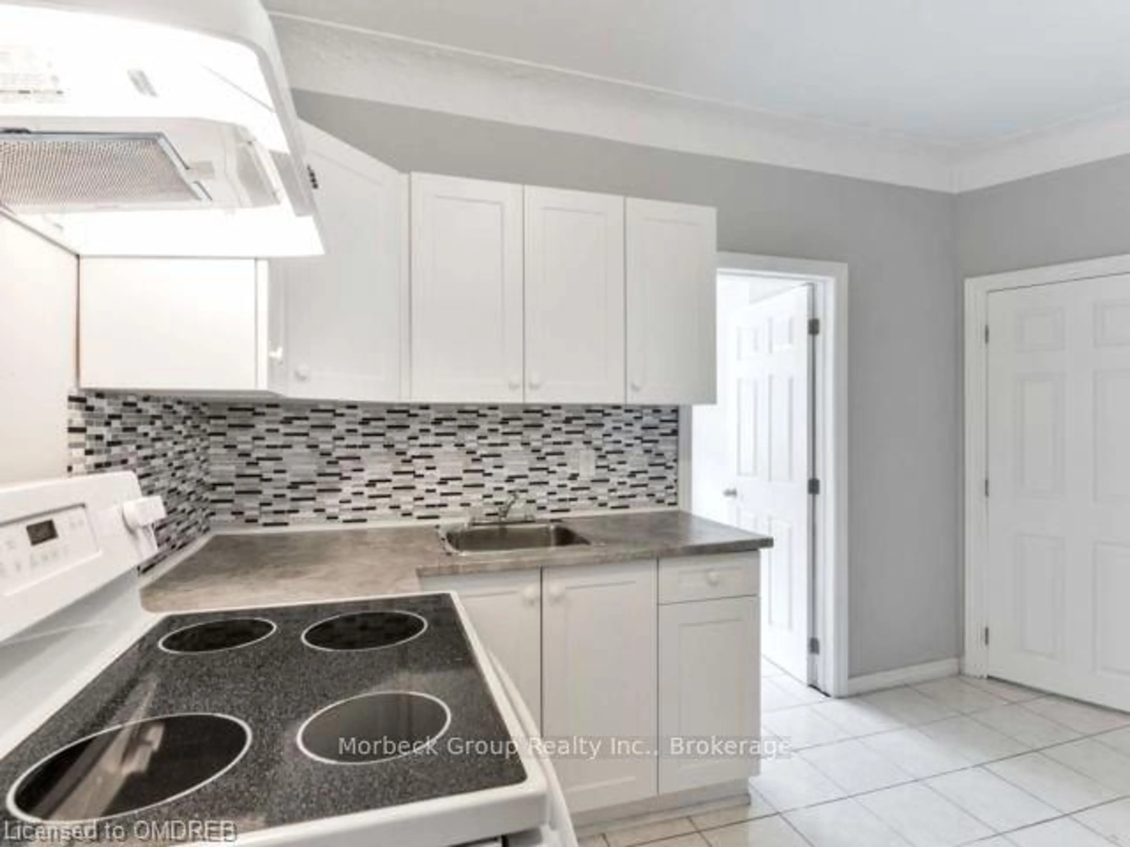 Standard kitchen, ceramic floors, cottage for 186 SHERMAN Ave, Hamilton Ontario L8L 6M9