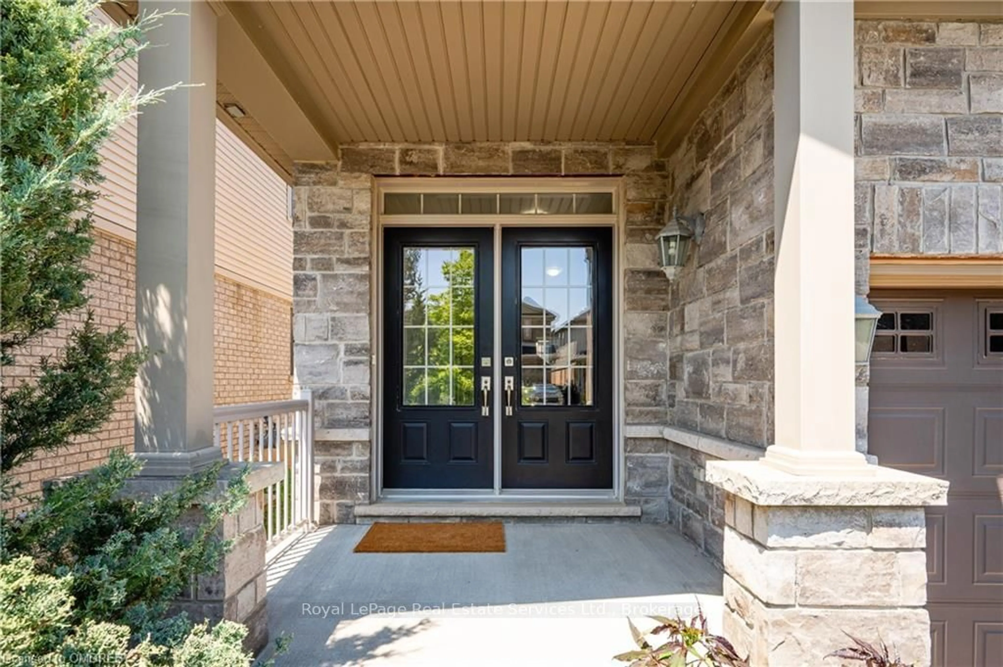 Indoor entryway, wood floors for 46 CREEK RIDGE St, Kitchener Ontario N2R 0B6