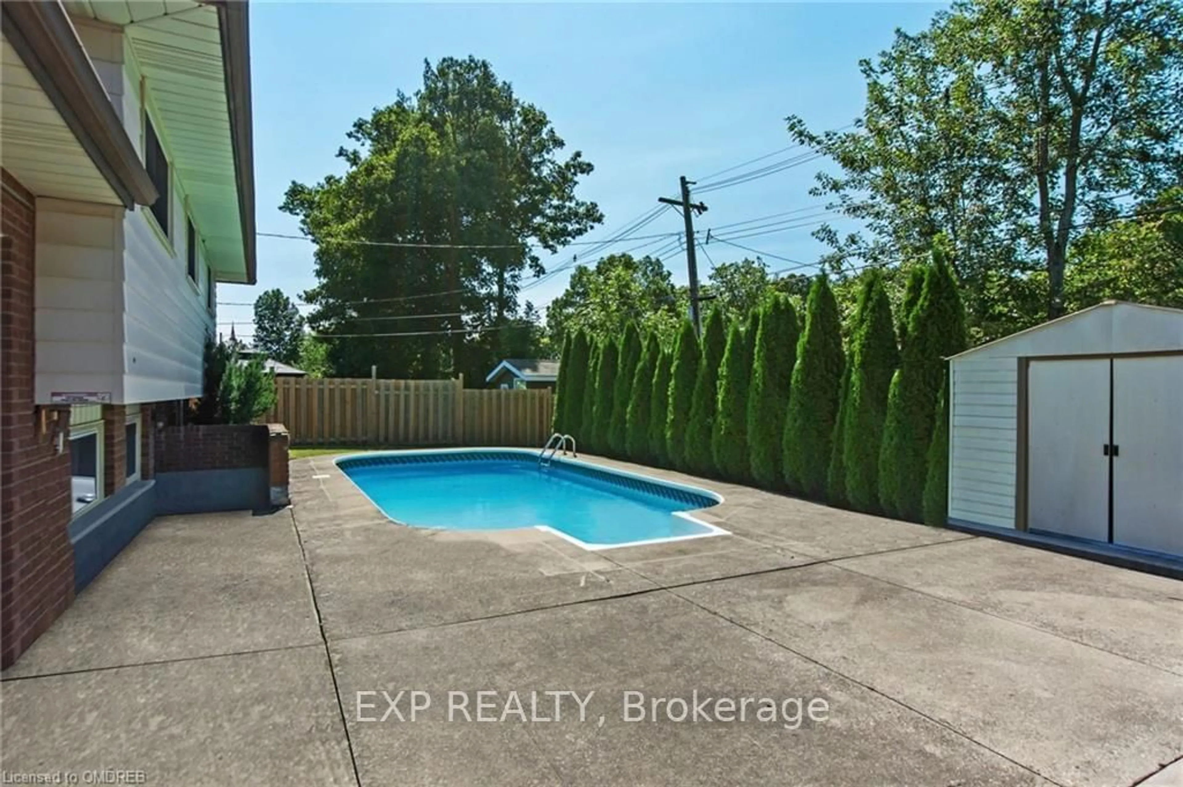 Indoor or outdoor pool for 75 MAUREEN Ave, Welland Ontario L3C 4H7