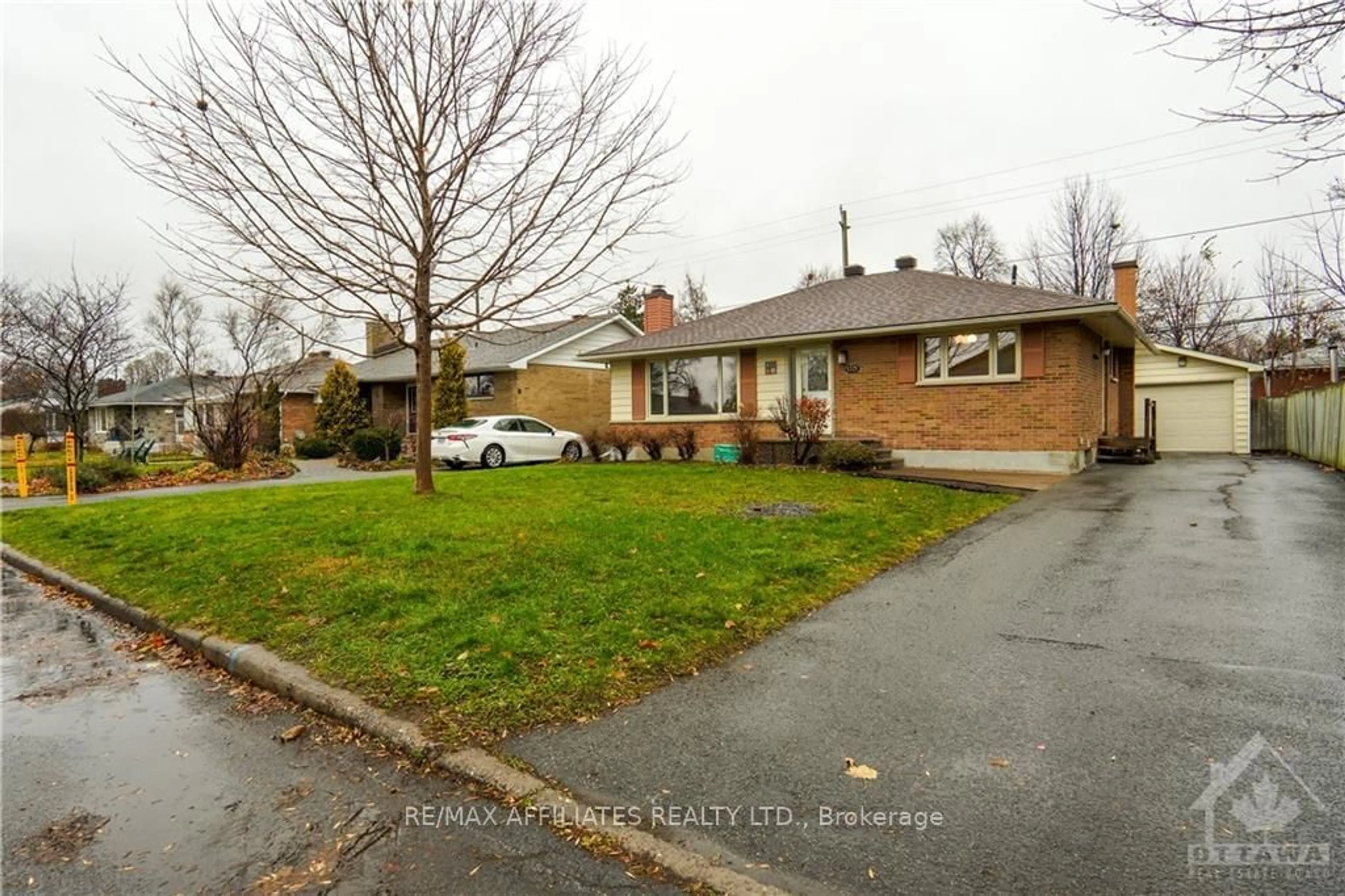 Frontside or backside of a home, the street view for 1321 RIDEOUT Cres, Parkway Park - Queensway Terrace S and Area Ontario K2C 2X9