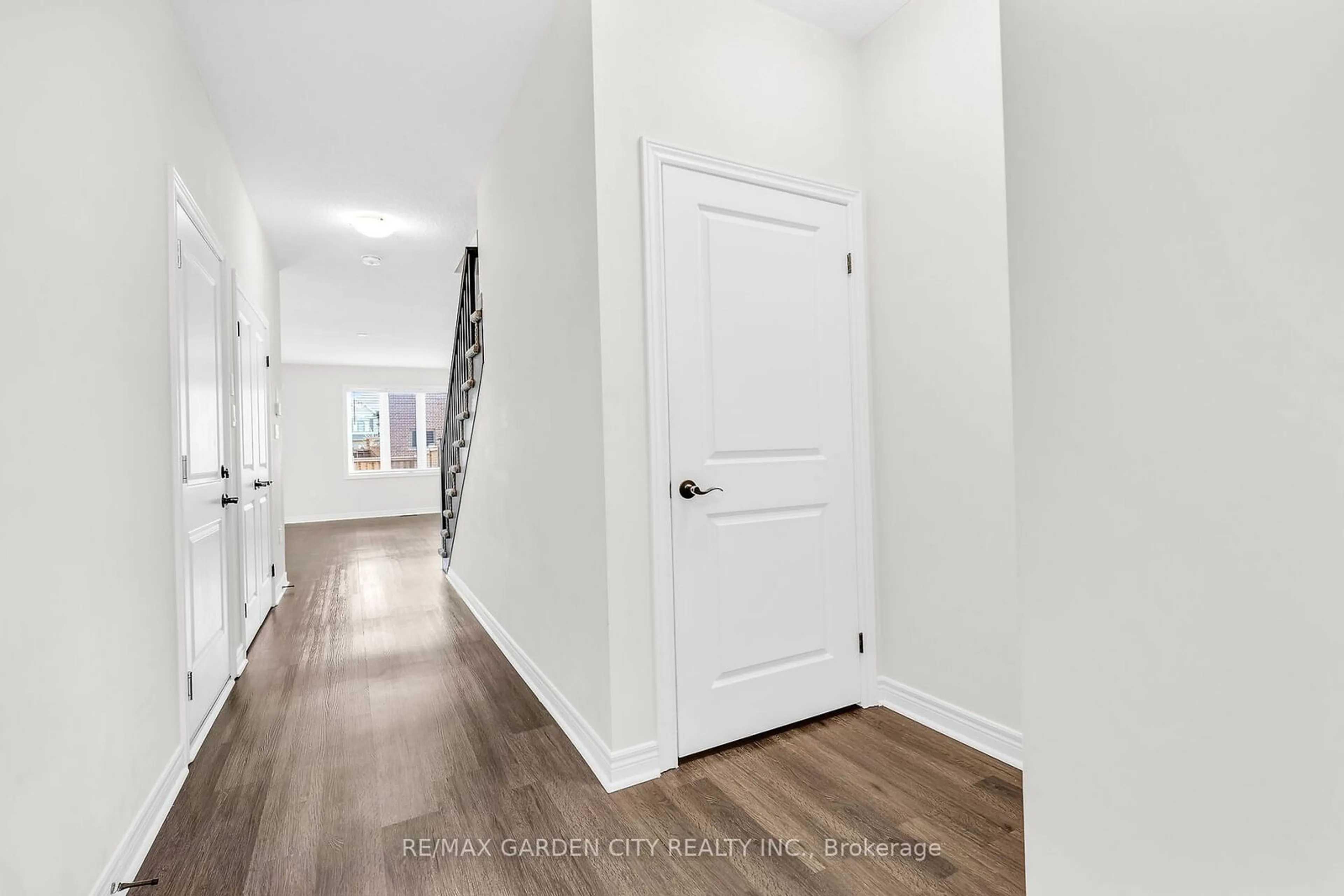 Indoor entryway, wood floors for 44 Dennis Dr, West Lincoln Ontario L0R 2A0