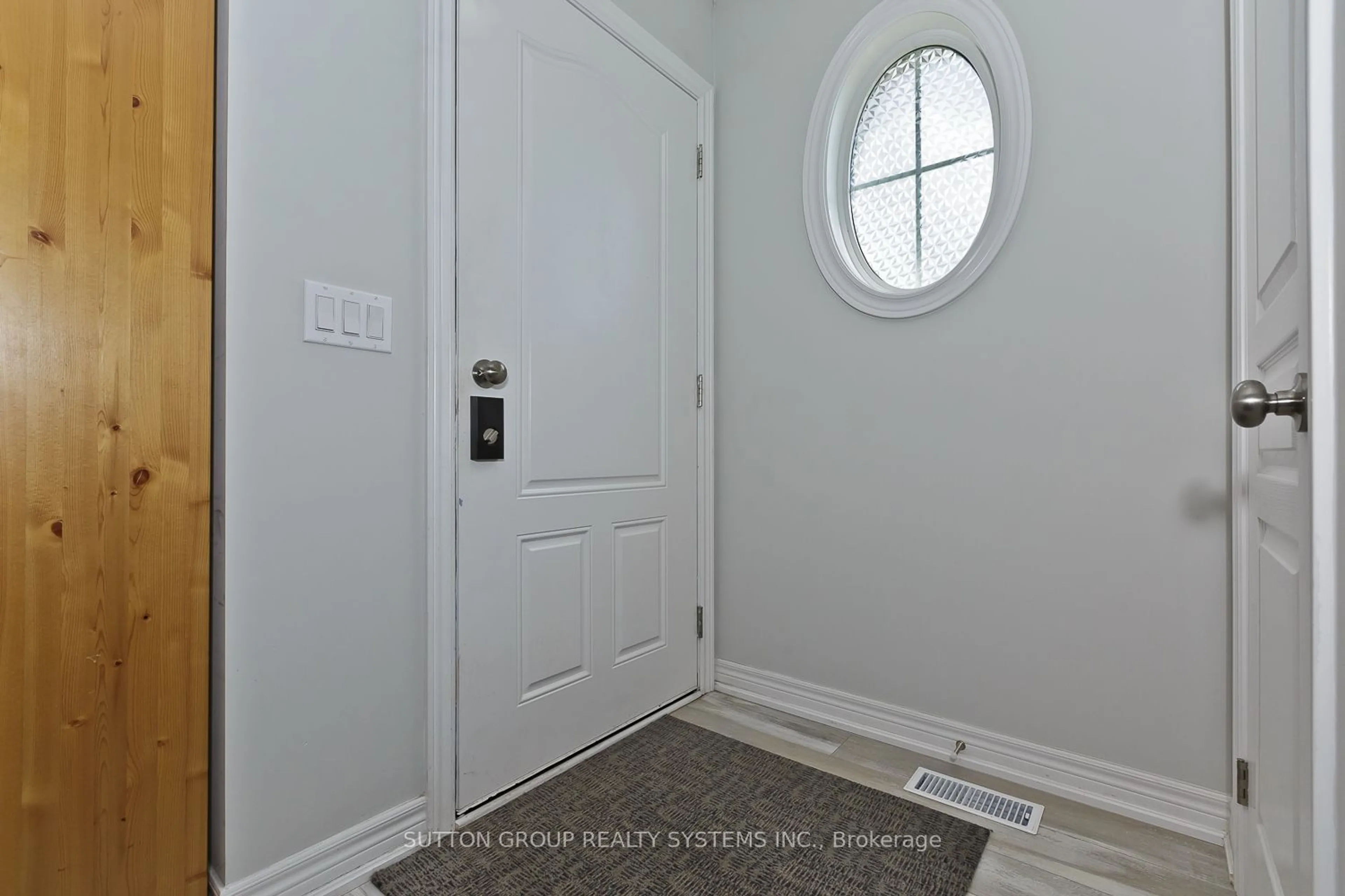 Indoor entryway, wood floors for 7768 Ascot Circ #50, Niagara Falls Ontario L2H 3P9