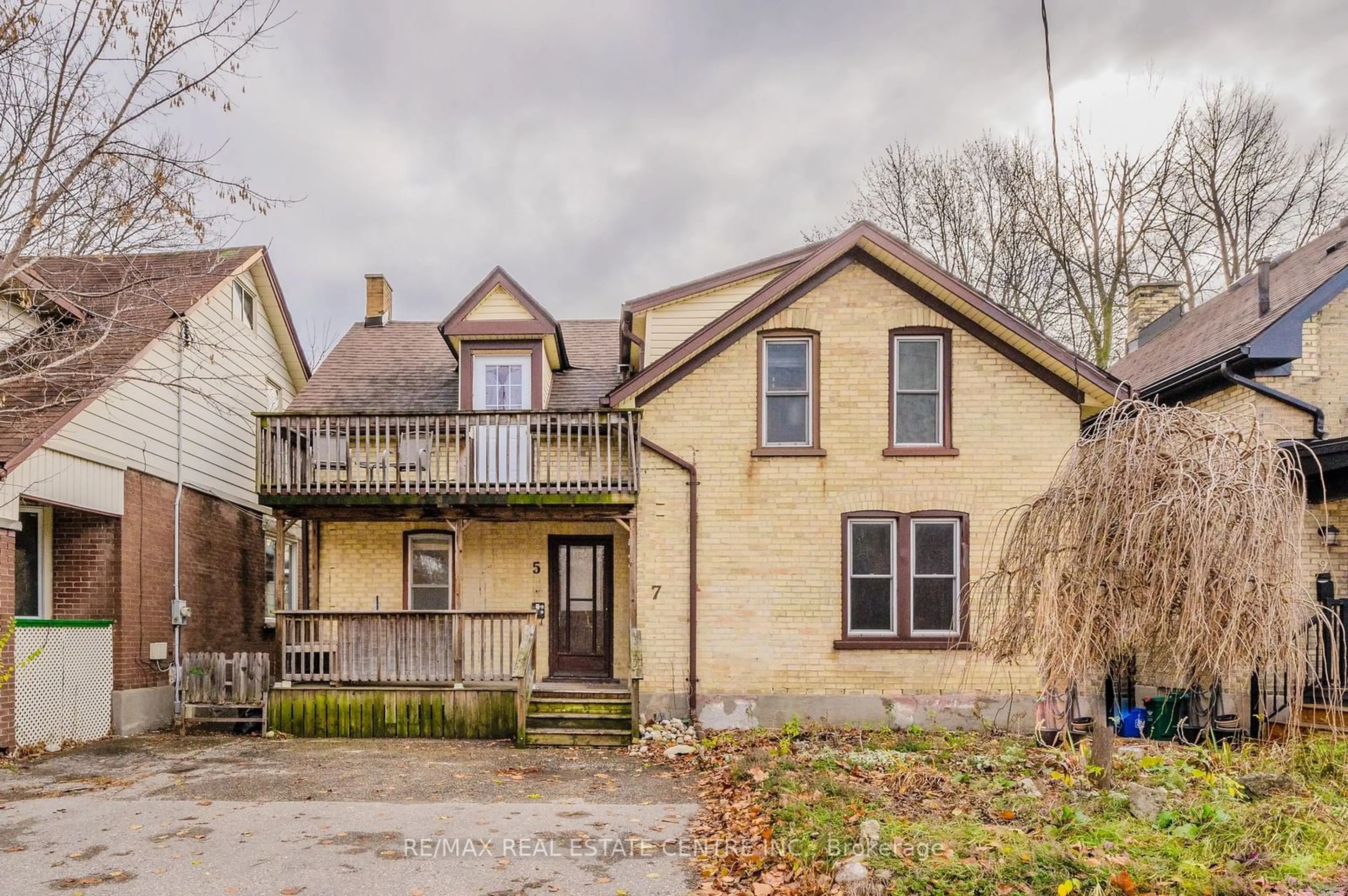 A pic from exterior of the house or condo, the front or back of building for 7 Glasgow St, Kitchener Ontario N2G 2G5