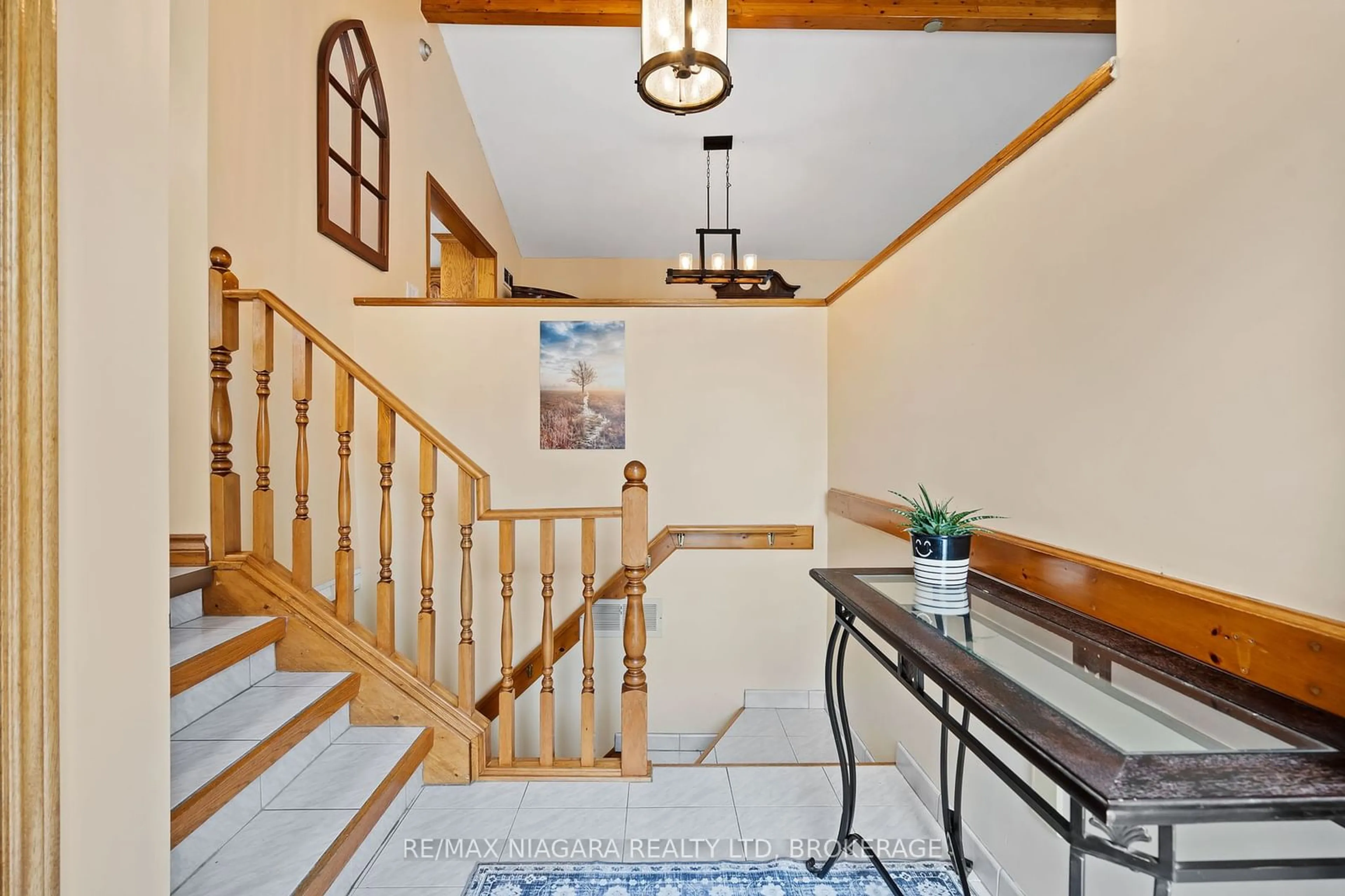 Indoor foyer, wood floors for 51 Ramey Ave, Port Colborne Ontario L3K 2L2